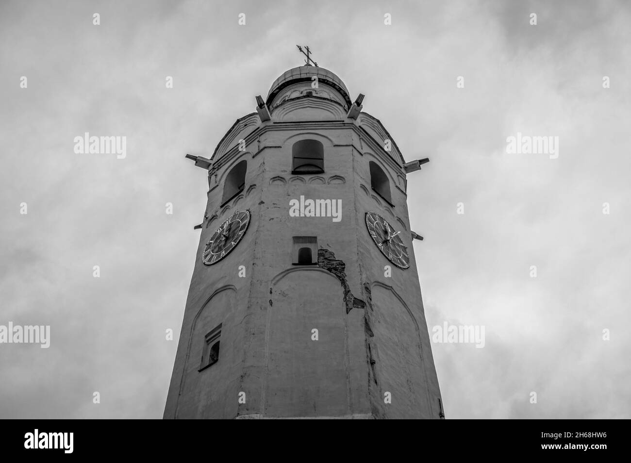 Antiker Glockenturm gegen den Himmel im Kreml von Nowgorod. Weliki Nowgorod, Russland. Schwarz und Weiß. Stockfoto