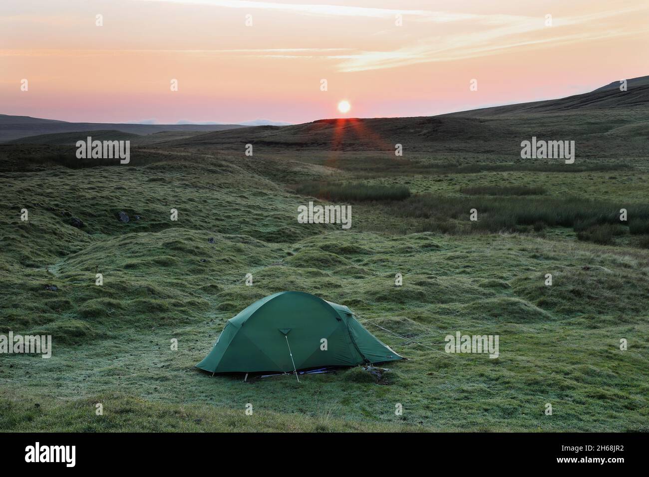 Backpacking-Zelt in einem Wild Camp in den North Pennines auf dem Pennine Way bei Sunrise on a Dewy Morning, Cumbria, Großbritannien Stockfoto