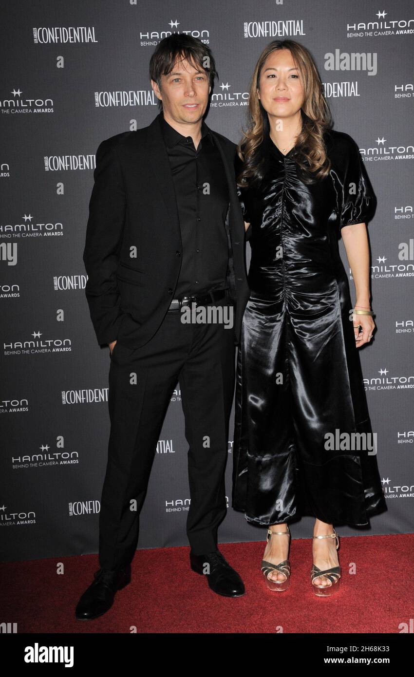 Los Angeles, Kalifornien. November 2021. Samantha Quan, Sean Baker bei der Ankunft von Hamilton hinter den Camera Awards, Avalon Hollywood, Los Angeles, CA, 13. November 2021. Kredit: Elizabeth Goodenough/Everett Collection/Alamy Live Nachrichten Stockfoto