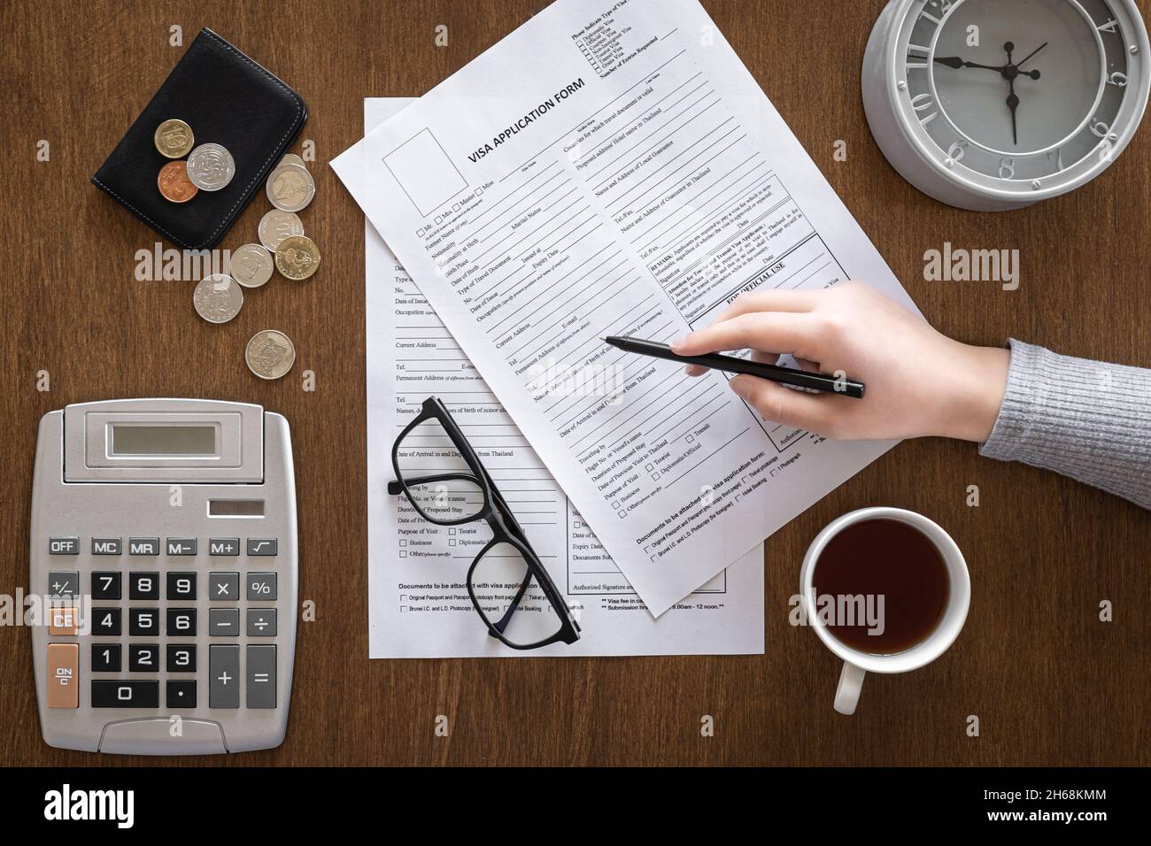 Visa-Antragsformular auf einem Holztisch, Visa-Bearbeitung, Registrierung, flach legen Stockfoto