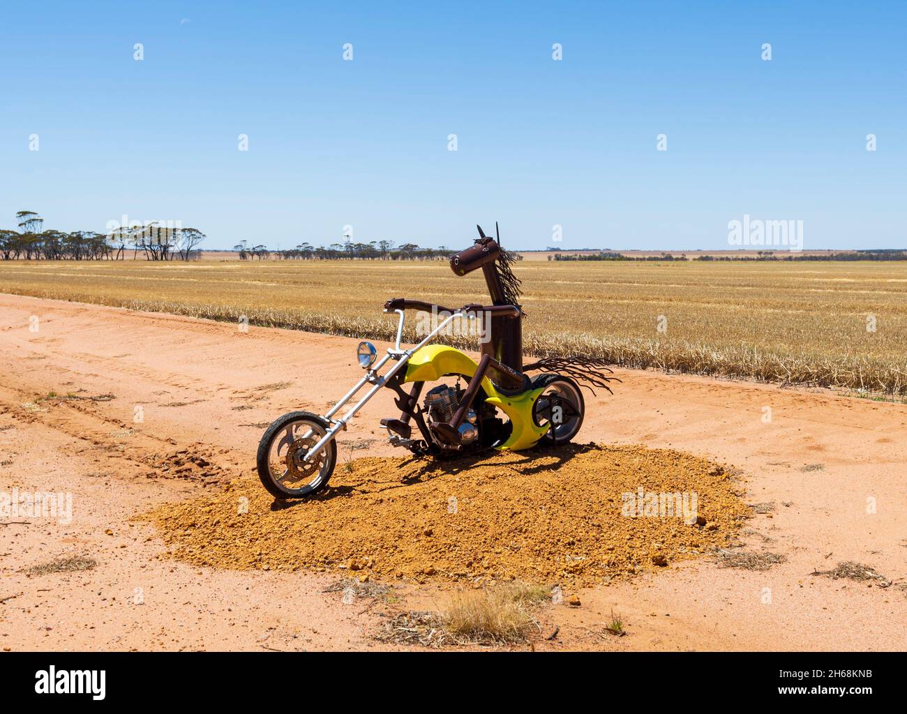 Fun Pferd Motorradfahrer entlang der Tin Horse Highway, Kulin, The Wheatbelt, Western Australia, WA, Australien Stockfoto