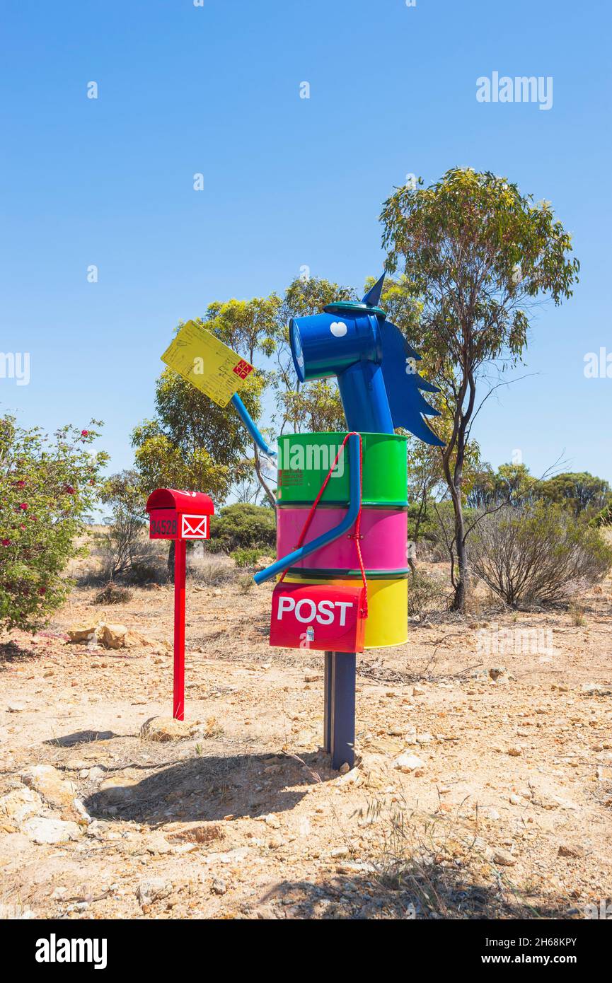 Skurrile Darstellung eines Pferdes als Postbote auf dem Tin Horse Highway, Kulin, The Wheatbelt, Western Australia, WA, Australien Stockfoto