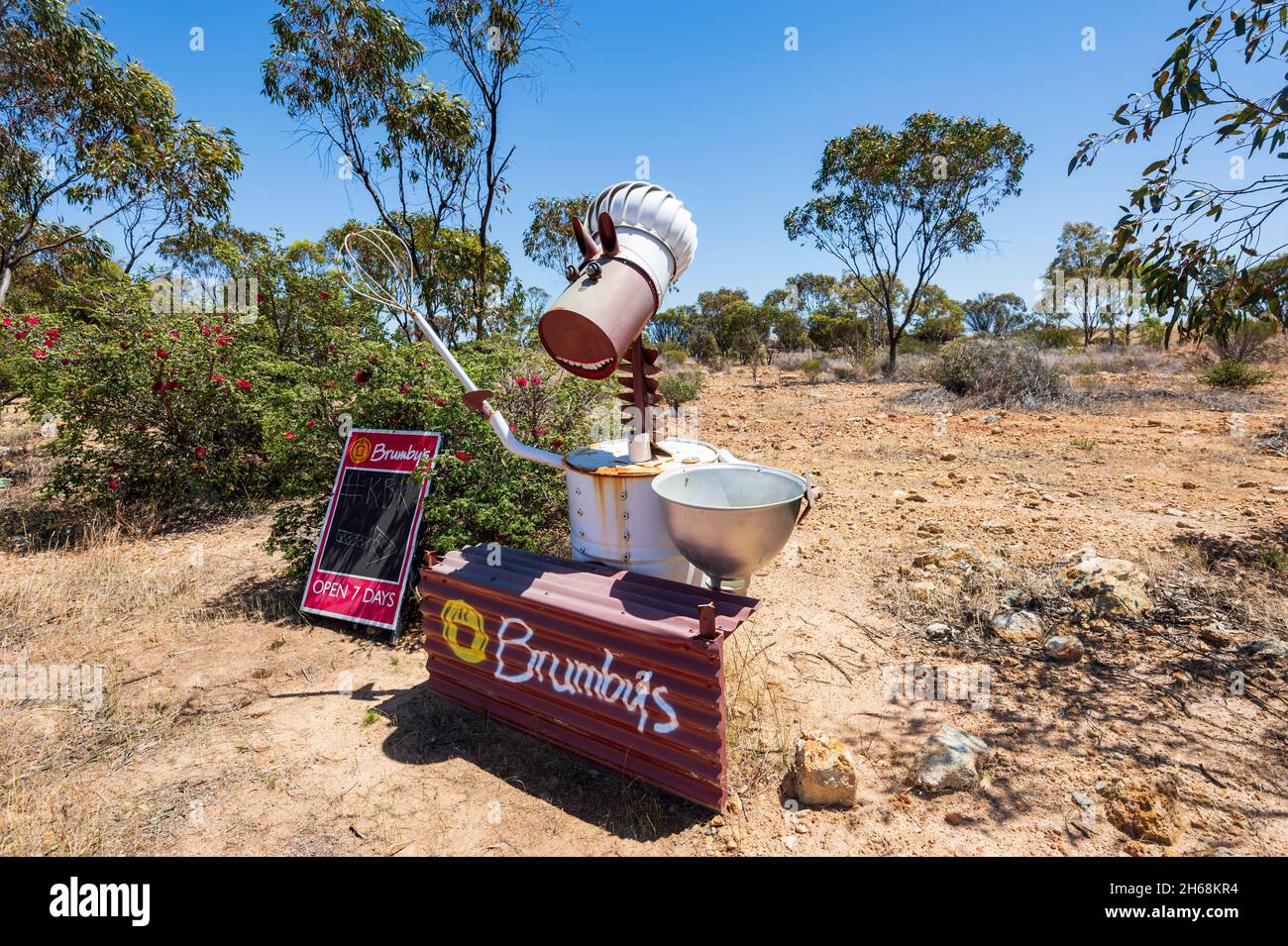 Skurrile Darstellung eines Pferdebackens als Werbespot für Brumby's Bakerys entlang des Tin Horse Highway, Kulin, The Wheatbelt, Western Australia, WA, Australien Stockfoto