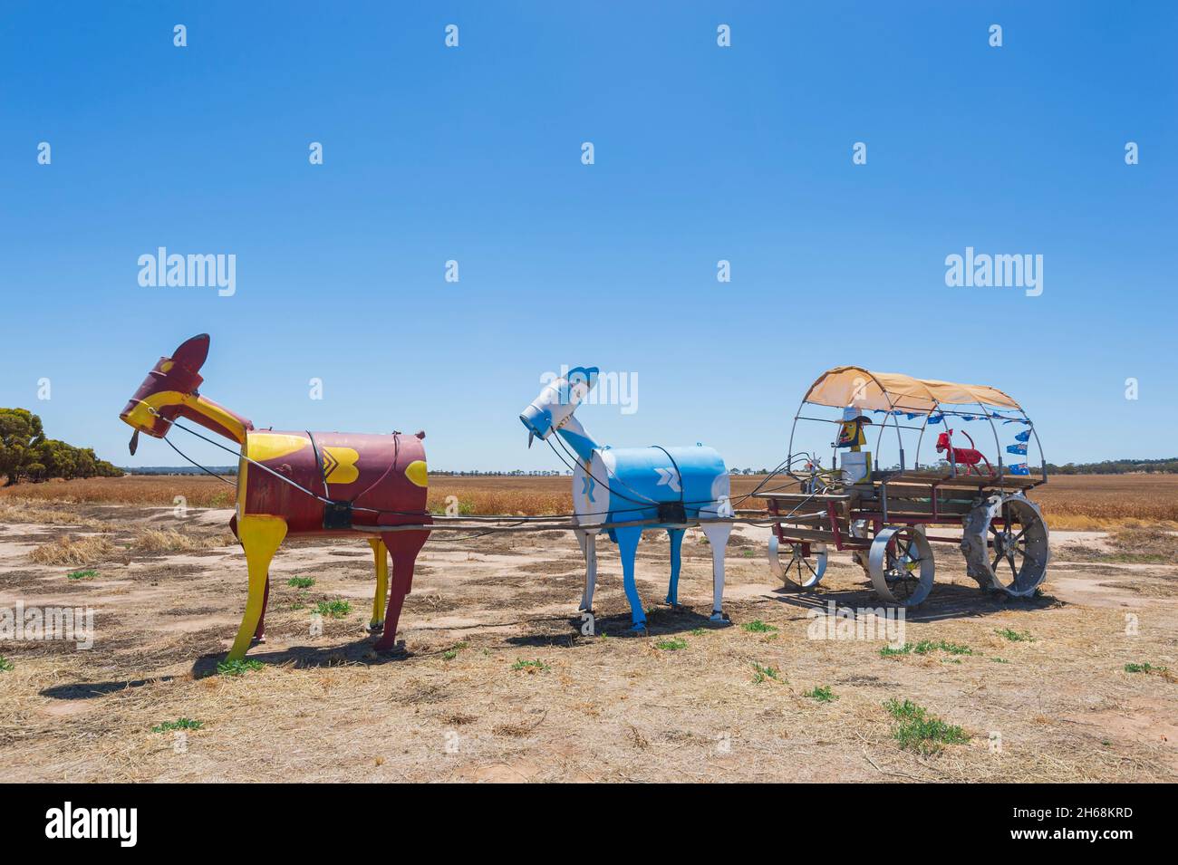 Skurrile Darstellung eines Wagens, der von Pferden entlang des Tin Horse Highway, Kulin, The Wheatbelt, Western Australia, WA, gezogen wurde, Australien Stockfoto