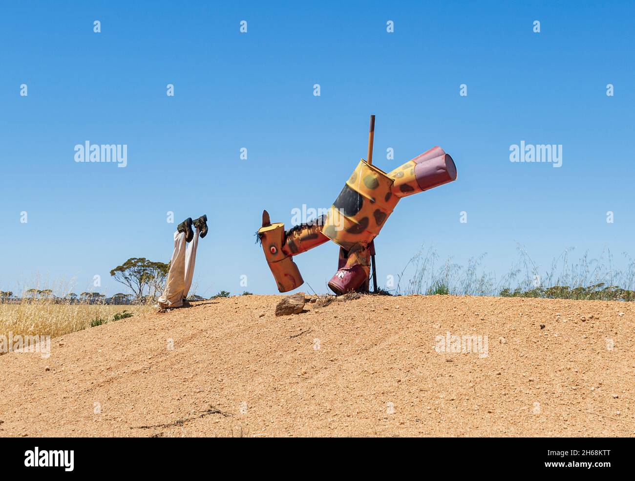 Skurrile Darstellung eines Reiters, der auf dem Tin Horse Highway, Kulin, The Wheatbelt, Western Australia, WA, von einem Pferd fällt Australien Stockfoto