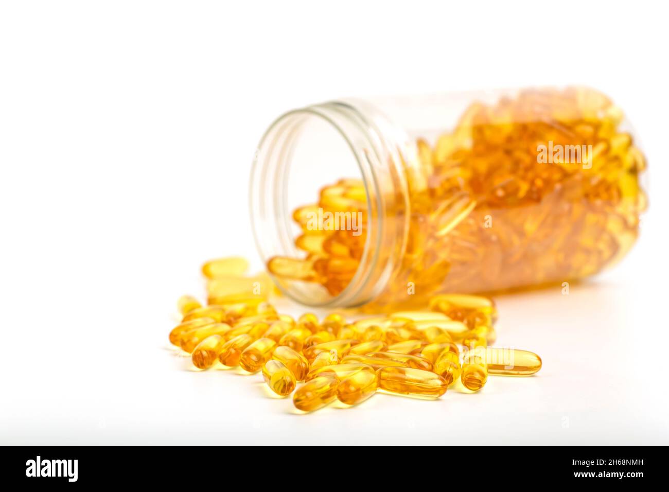 Fischöl in Gelatinekapseln isolieren. Omega-Vitamine in goldfarbenen Pillen auf einem weißen Hintergrund. Medizin, Pharmazie, Drogen und Multivitamine Öle Konzept. Hochwertige Fotos Stockfoto