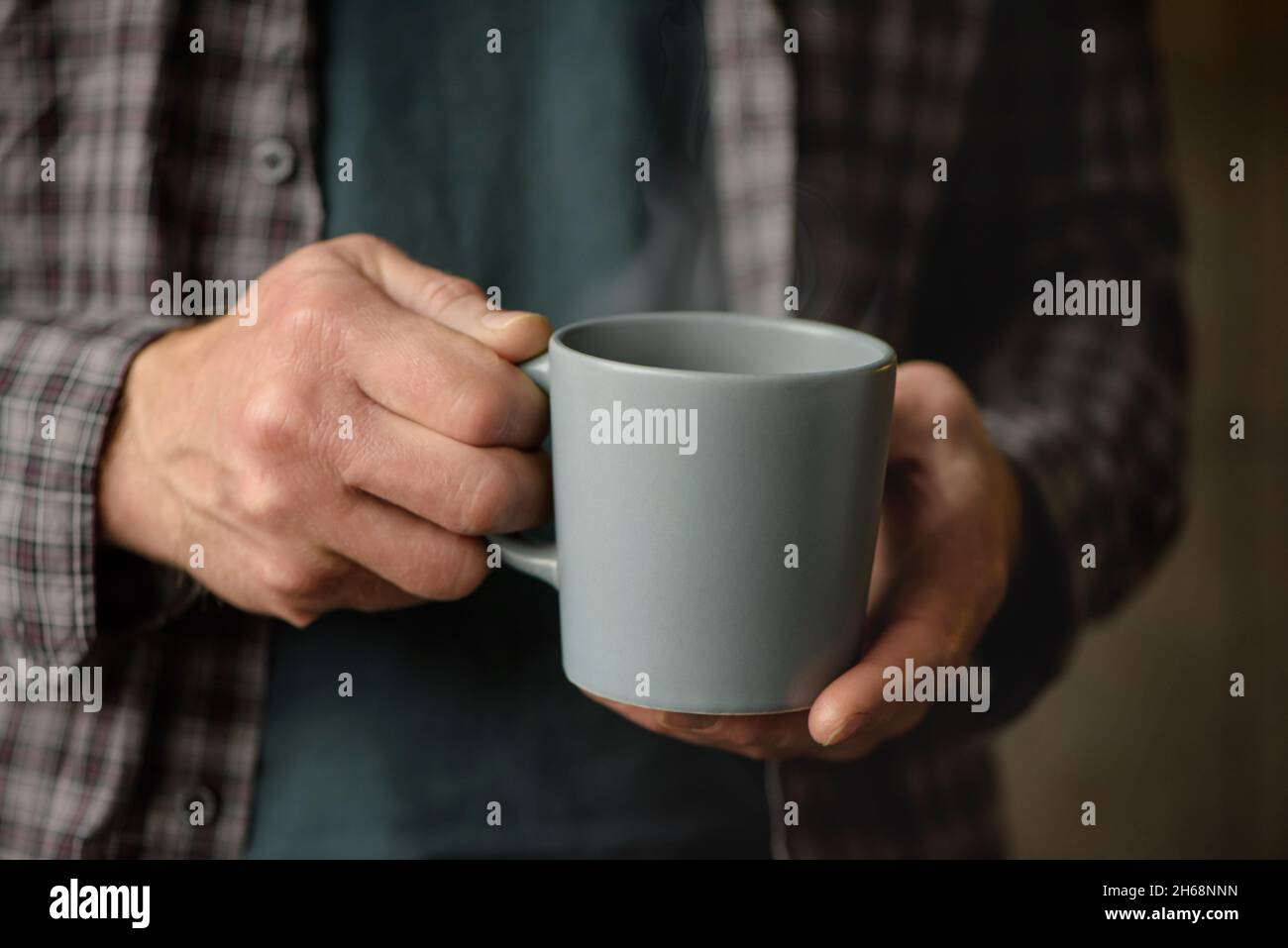 Tasse Kaffee in der Hand eines Mannes Stockfoto