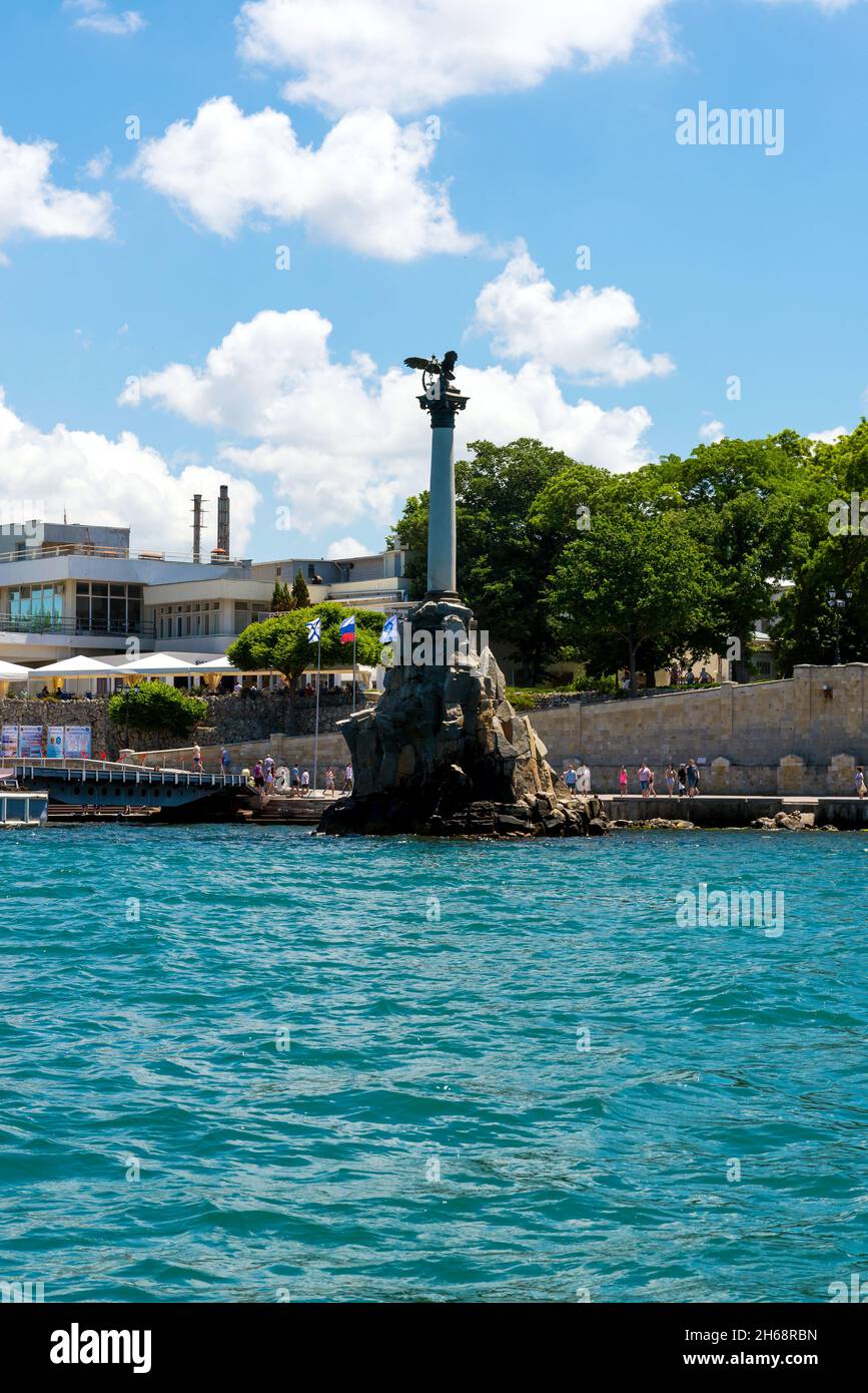 Sewastopol, Krim, Russland - 11. Juni 2021: Denkmal für die überfluteten Schiffe und Kornilow-Ufer in Sewastopol, der Krim am sonnigen Sommertag. Stockfoto