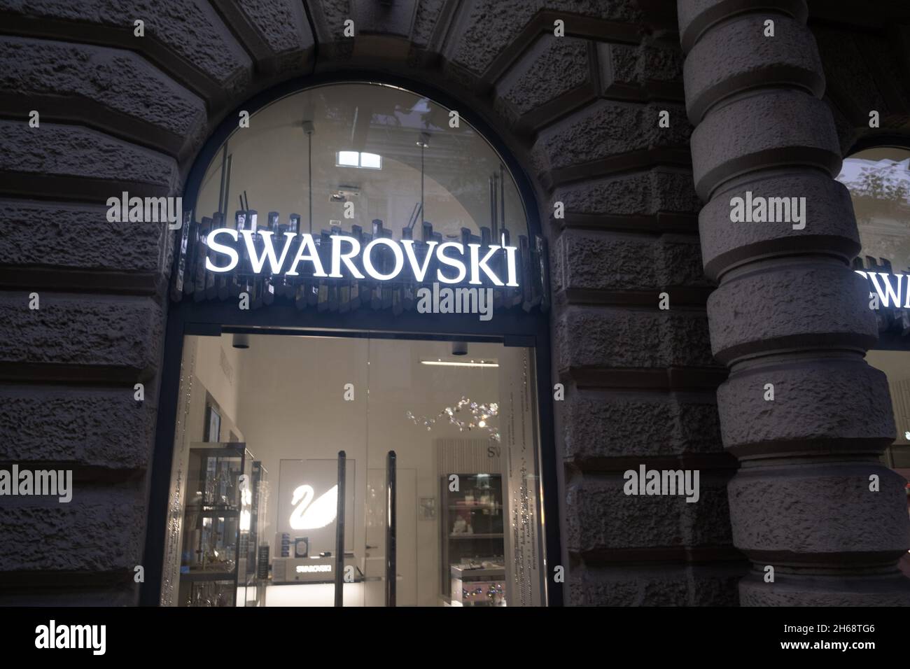 Budapest, Ungarn - 1. November 2021: Swarovski Store Brand sign, illustrative Editorial. Stockfoto