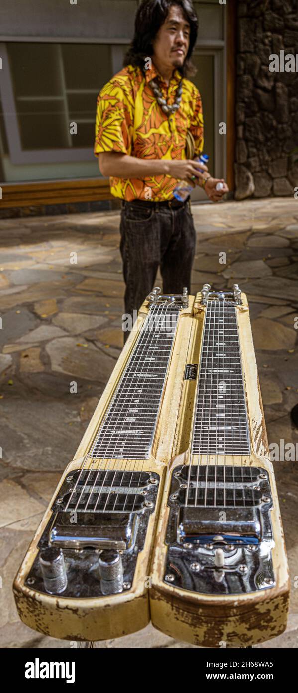 Waikiki, Honolulu, Hawaii - 6. Nov 2021-man steht neben seiner Stahlgitarre als Straßenunterhaltung. Stockfoto