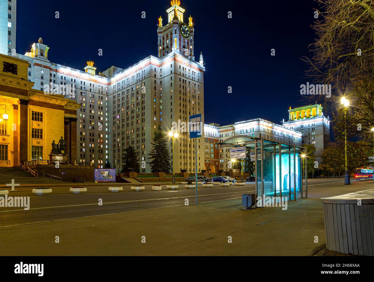 Das Hauptgebäude der Moskauer Lomonossow-Universität auf den Sparrow Hills (Herbstabend). Es ist die ranghöchste russische Bildungseinrichtung. R Stockfoto