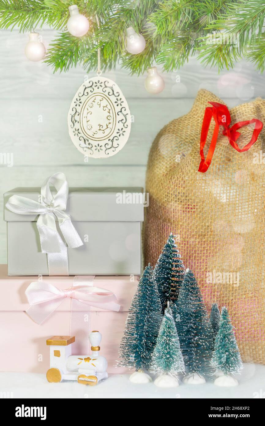 Weihnachts-Geschenktasche und Geschenkbox mit Band Holiday unter Weihnachtsbaum. Stockfoto