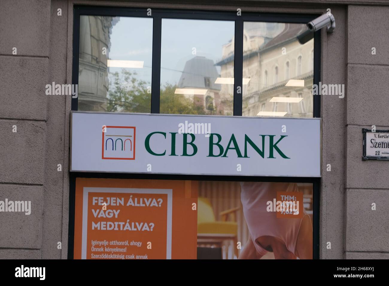 Budapest, Ungarn - 1. November 2021: Schild der CIB Bank, illustratives Editorial. Stockfoto
