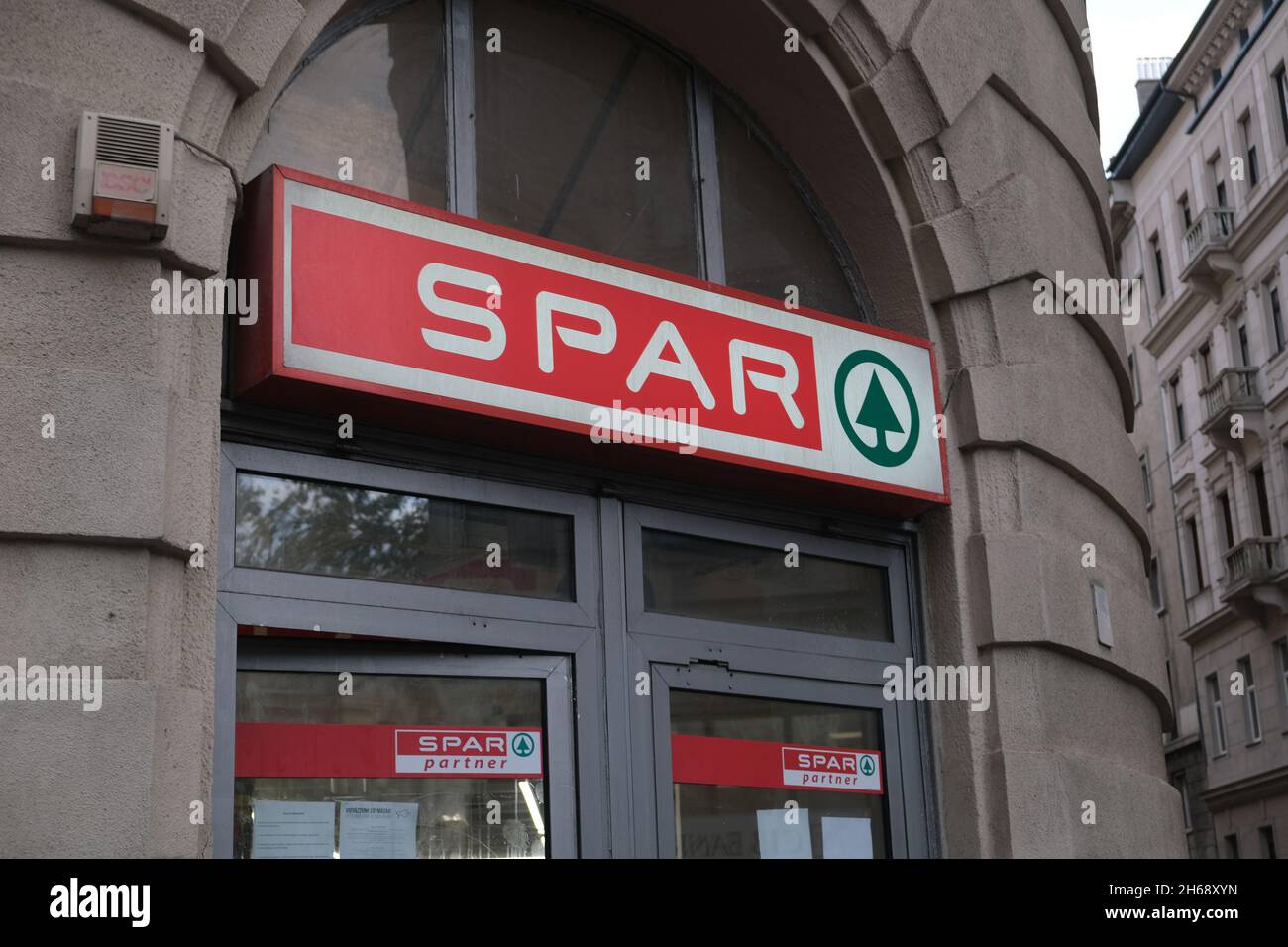 Budapest, Ungarn - 1. November 2021: SPAR Supermarkt Store Brand signboard, illustrative Editorial. Stockfoto