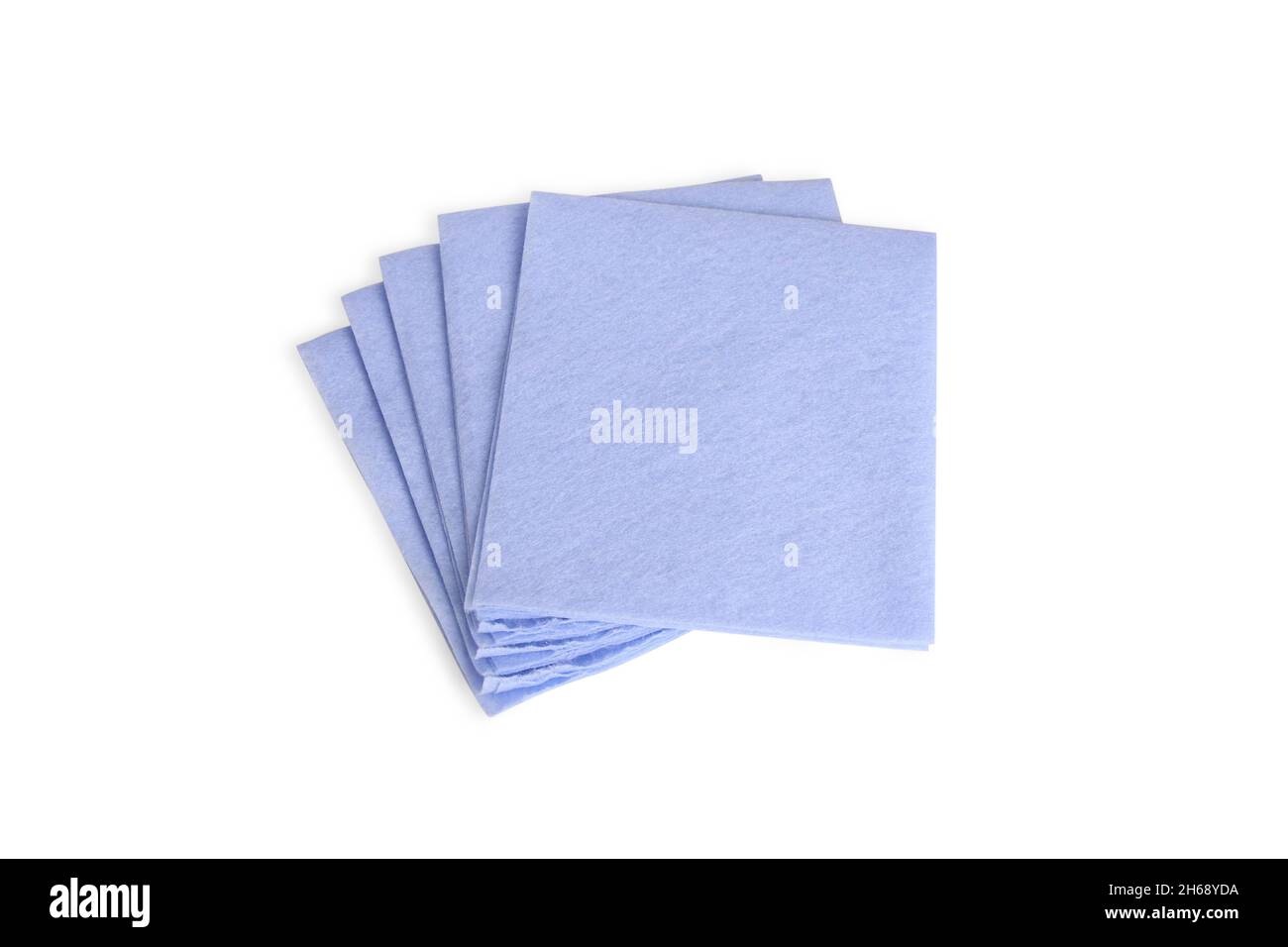 Blaue Servietten zum Reinigen des Tisches isoliert auf weißem Hintergrund. Gefaltete blaue Textilserviette. Mikrofaser-Reinigungstuch Draufsicht Stockfoto