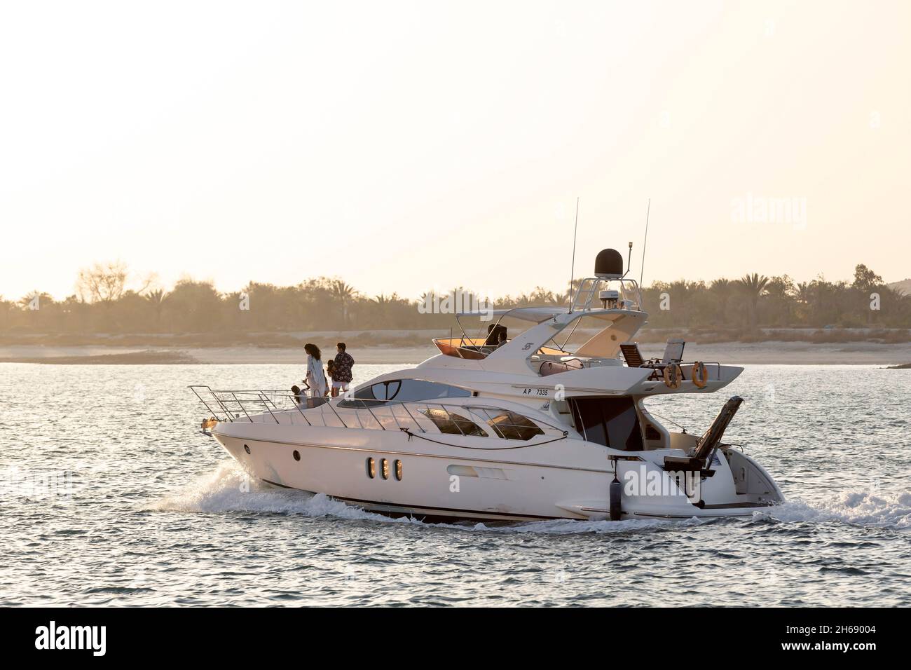 Abu Dhabi, VAE - 6. April 2021: Yacht-Reise bei Sonnenuntergang, Luxus-Lifestyle in Abu Dhabi. Menschen, die das Wetter genießen und Spaß haben. Stockfoto