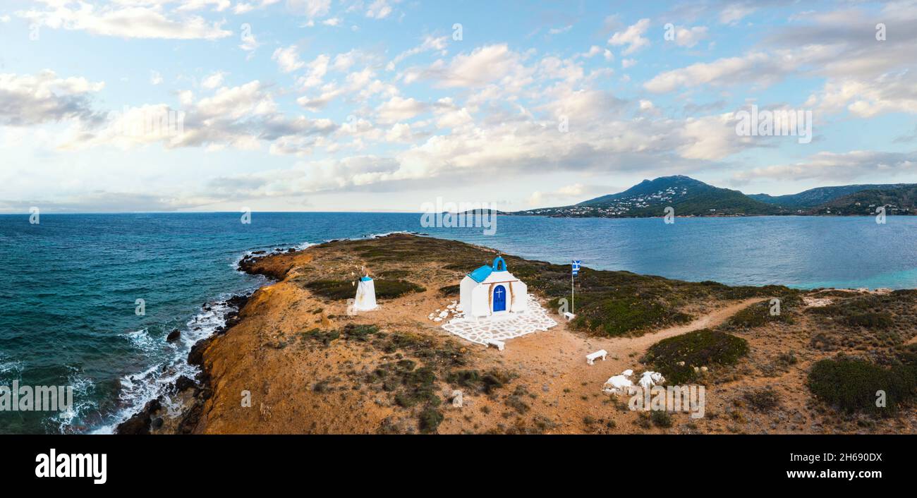 Malerische orthodoxe Kapelle in Vravrona, Attica Rivera Region, Griechenland. Idyllisches schönes religiöses Gebäude auf einer kleinen griechischen Insel. Stockfoto
