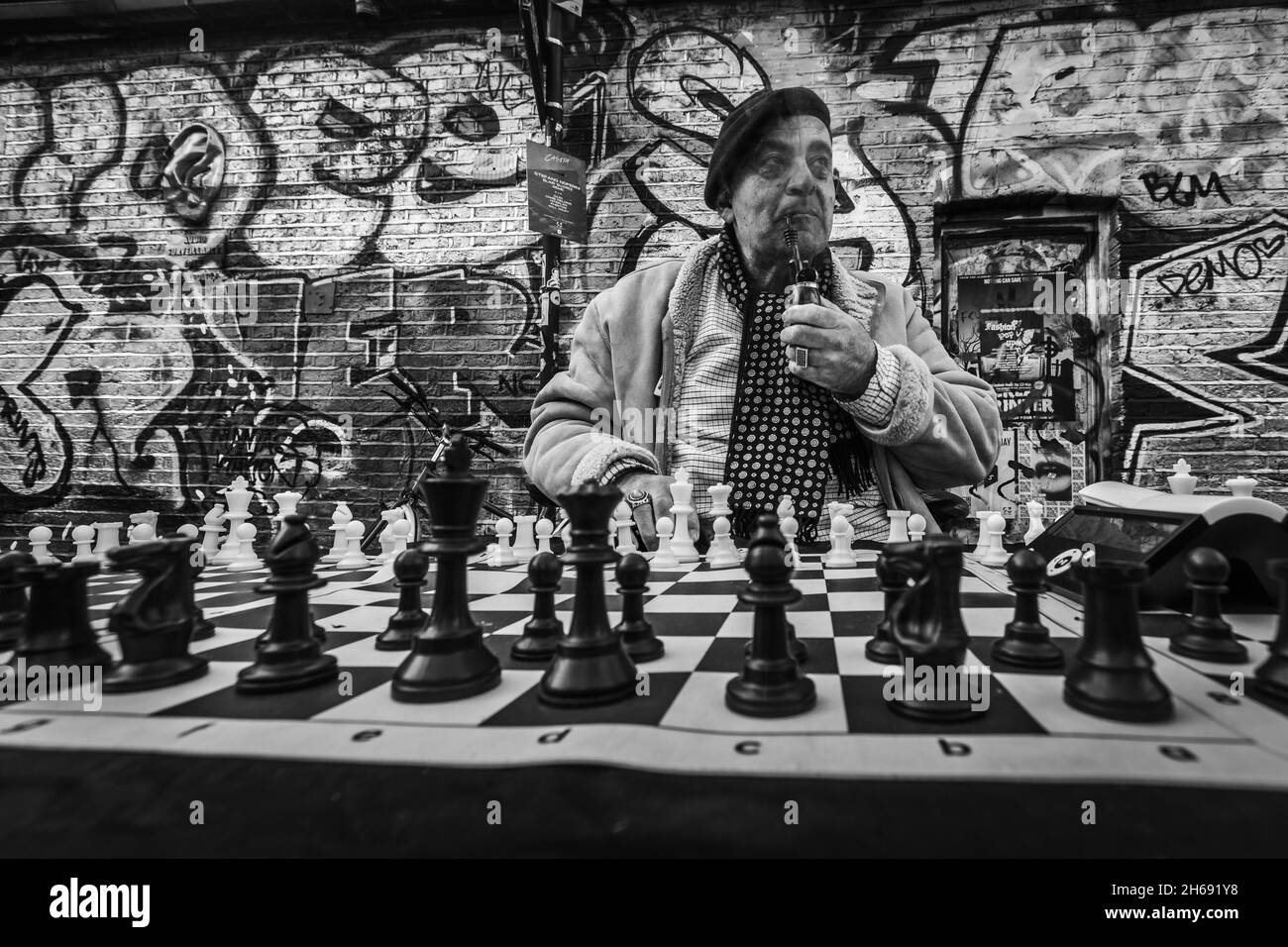 Schwarz-Weiß-Bild von Norman, dem syrischen Chessman, der sich auf der Brick Lane in London gegen alle Herausforderer stellt und selten verliert. Stockfoto