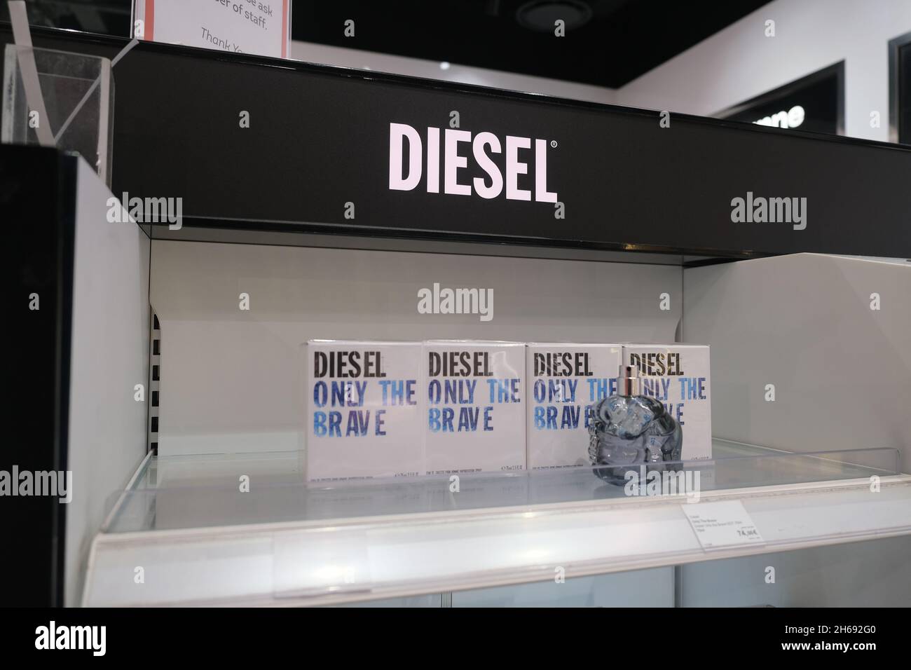 Budapest, Ungarn - 1. November 2021: Logo der Marke Diesel im Geschäft, illustrative redaktionelle Darstellung. Stockfoto