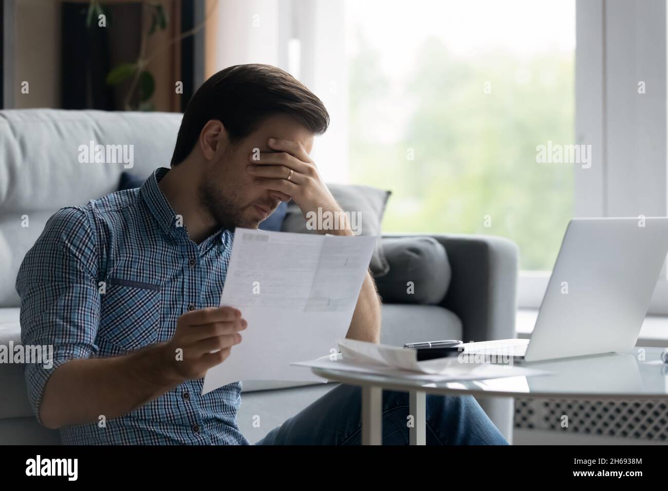 Deprimierter, unglücklicher junger Mann mit finanziellen Problemen. Stockfoto