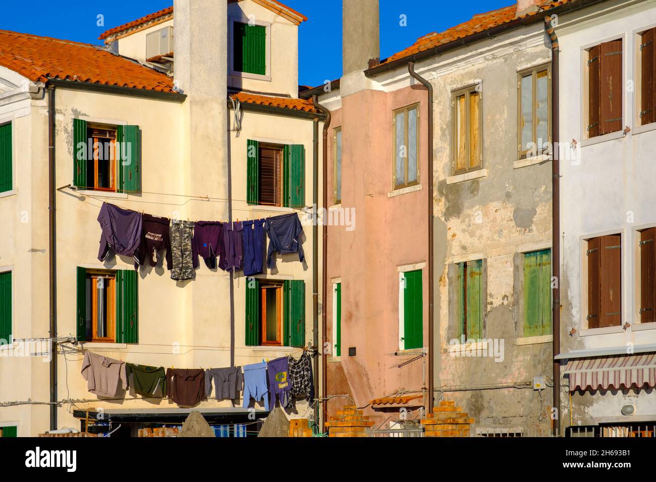 In den malerischen Häusern der Insel Pellestrina in der venezianischen Lagune, Italien, wurden Kleidung zum Trocknen in der Sonne aufgehängt Stockfoto