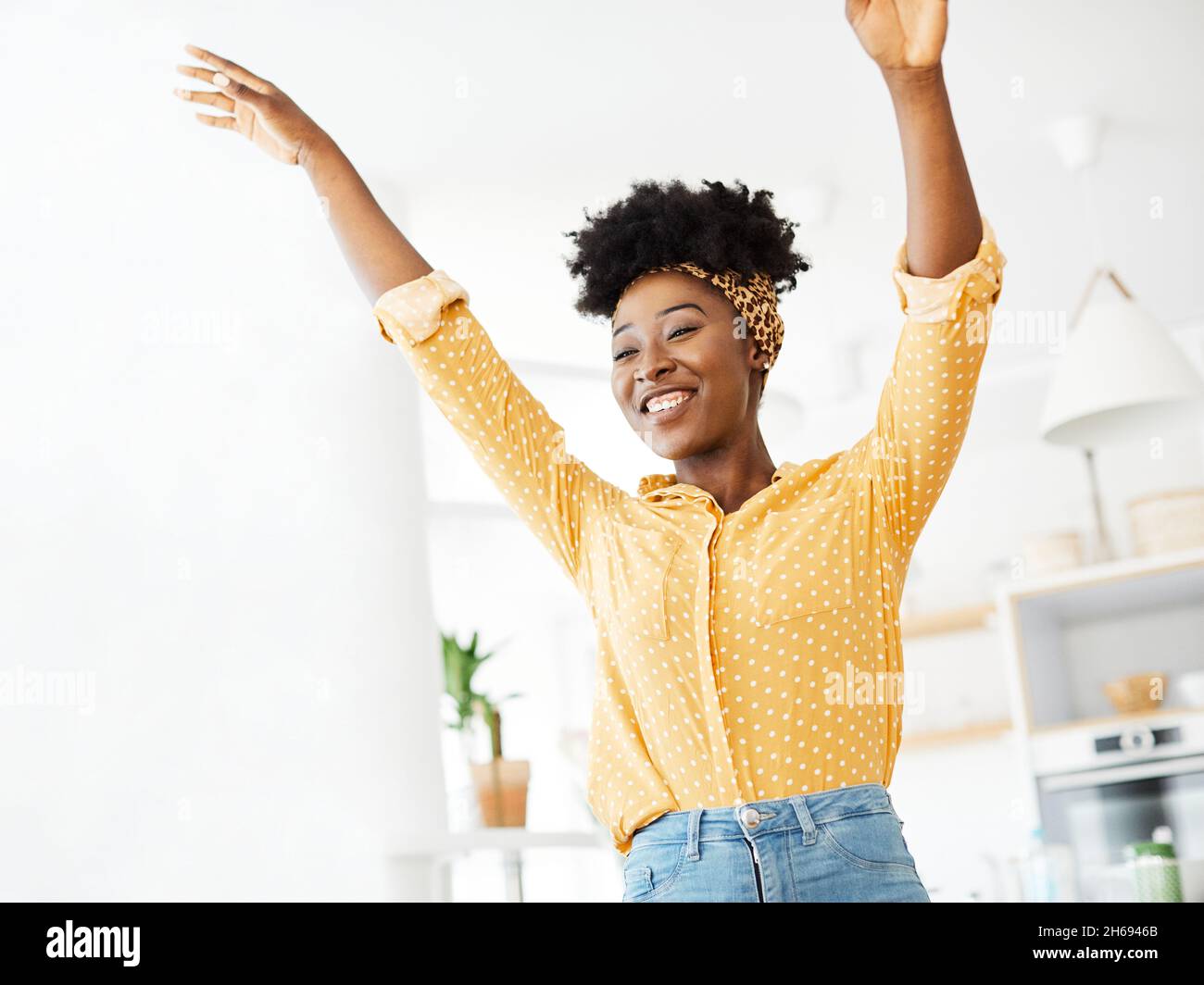 Frau junge schwarze Porträt tanzen Musik Glück Liebe nach Hause mit Spaß fröhlich sorglos Mädchen tanzen Freude Stockfoto
