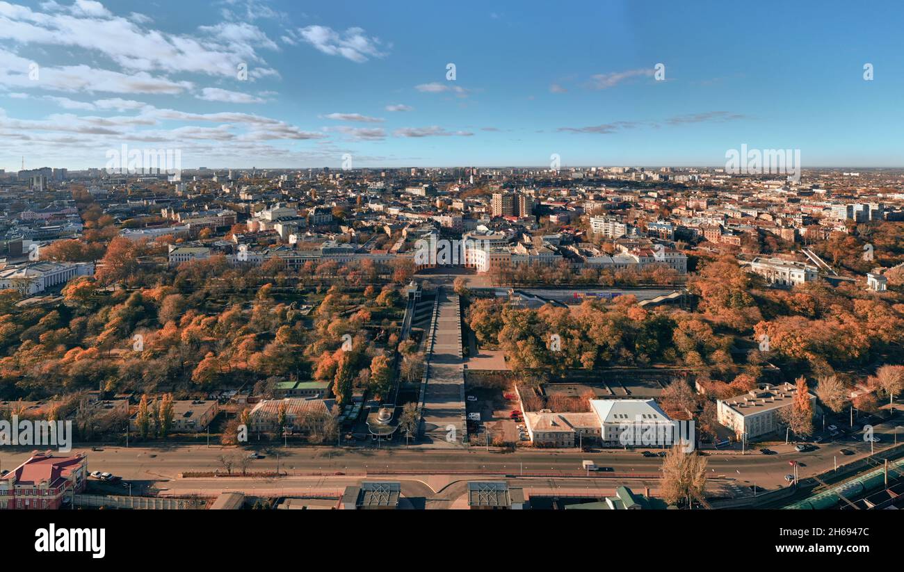 Herbstpanorama die urbane Landschaft mit Potemkin Treppen und Primorsky Boulevard in Odessa Ukraine. Drohnenaufnahmen, goldene Stunden. Stockfoto