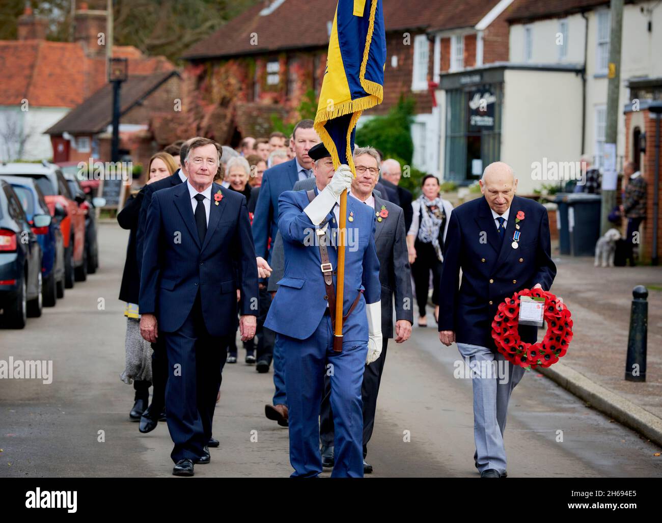 East Hoathly, Großbritannien. November 2021. Die Dorfbewohner von East Hoathly gehen zur Dorfkirche von East Sussex, um am Sonntag den Gedenkgottesdienst zu halten. Bild nach Kredit: Jim Holden/Alamy Live News Stockfoto