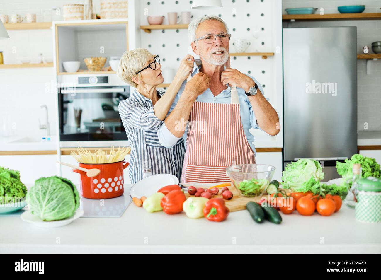 Liebe Küche Senior Frau Mann Paar Heim Ruhestand glückliches Essen lächelnd Mann Frau zusammen Person Stockfoto