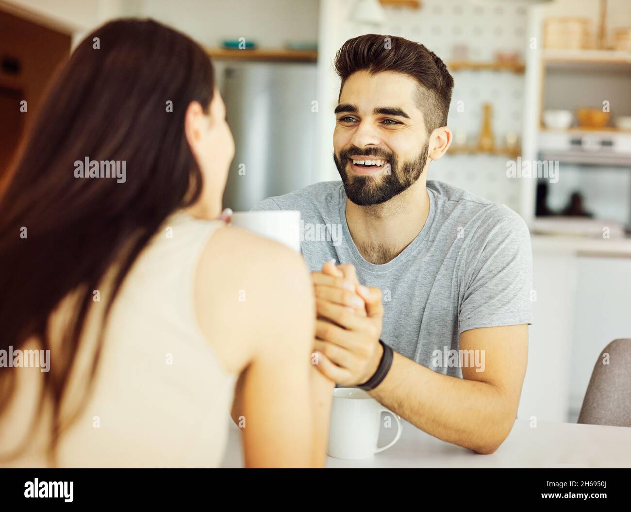 Frau Mann Paar reden Liebe junge Mädchen Lifestyle Freund zusammen lächelnd glücklich Freundin Romantik Café Stockfoto