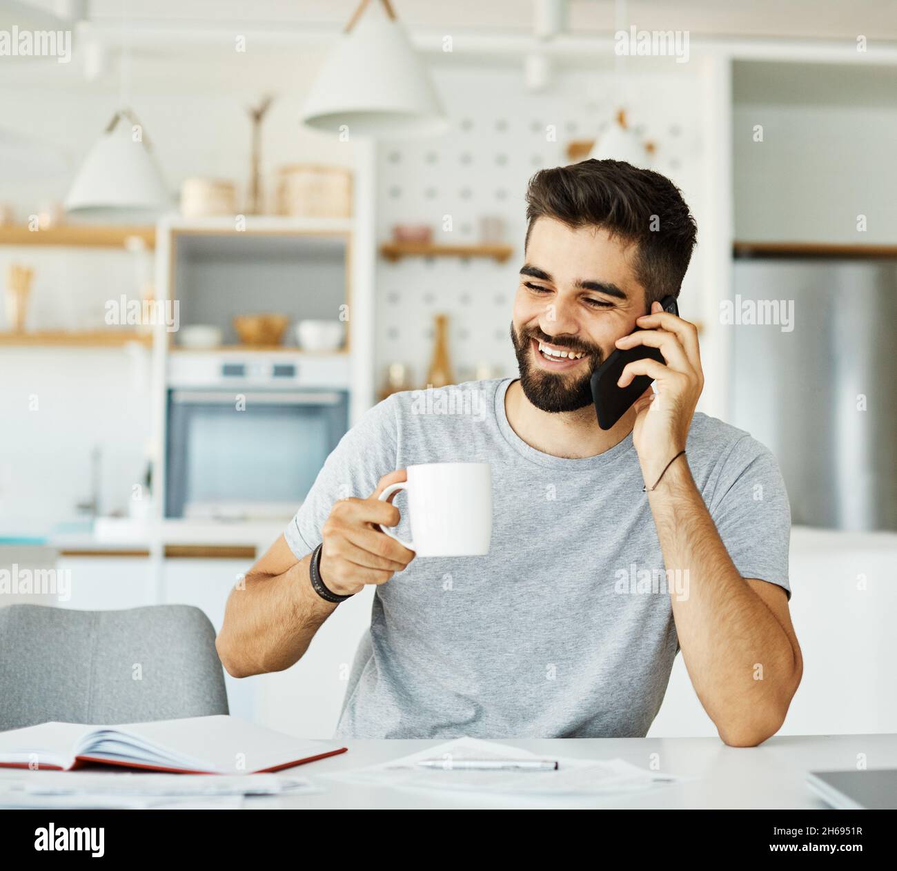 Mann Telefon zu Hause Technologie Kommunikation mobile Smartphone Call Office Erwachsene junge Unternehmen lächeln Stockfoto