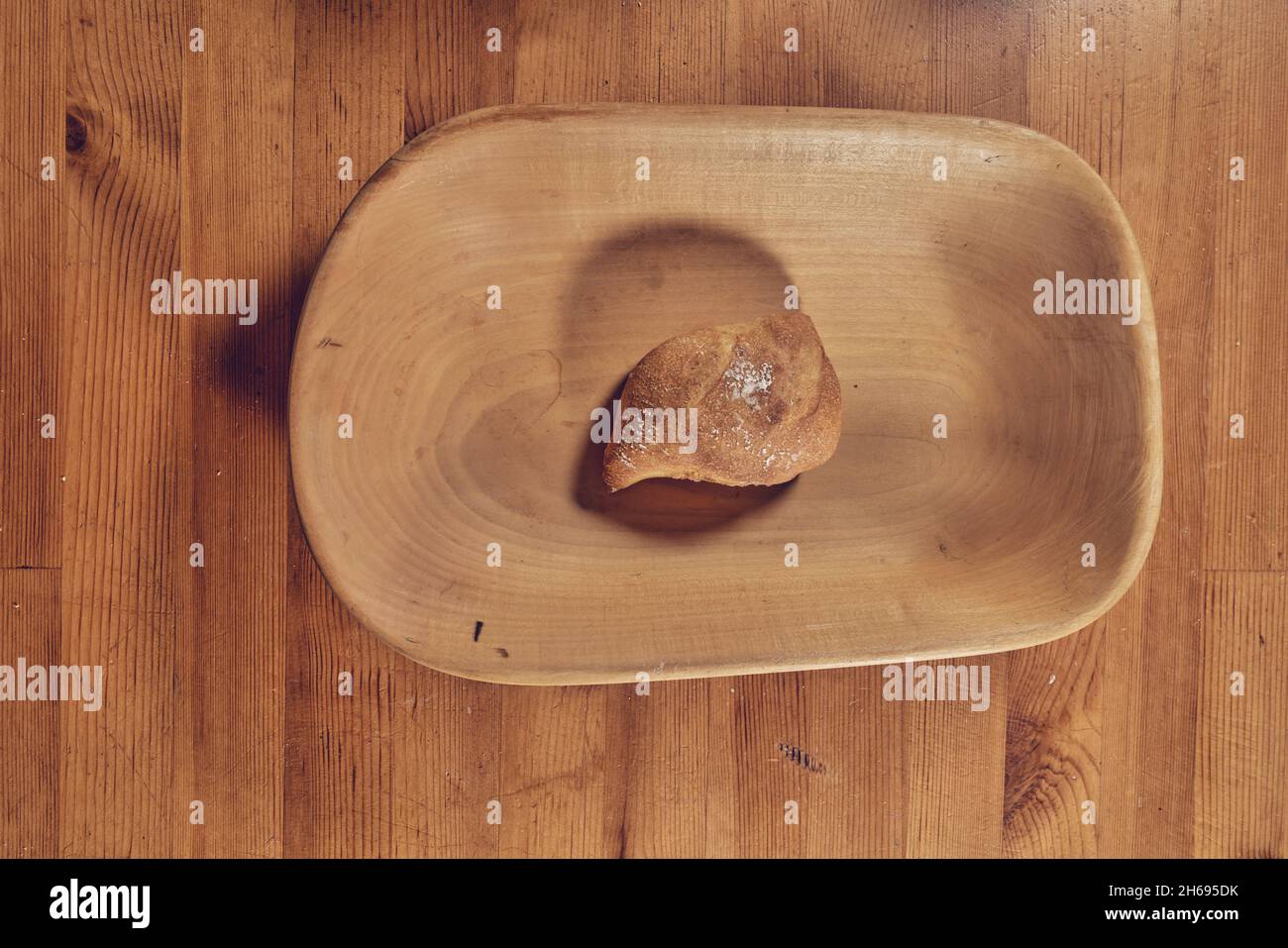 Frühstück am Morgen auf einem Holztisch Stockfoto