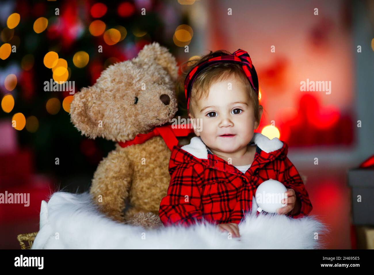 Weihnachtskonzept Dekoration mit einem Kind 3-4 Jahre alt. Stockfoto