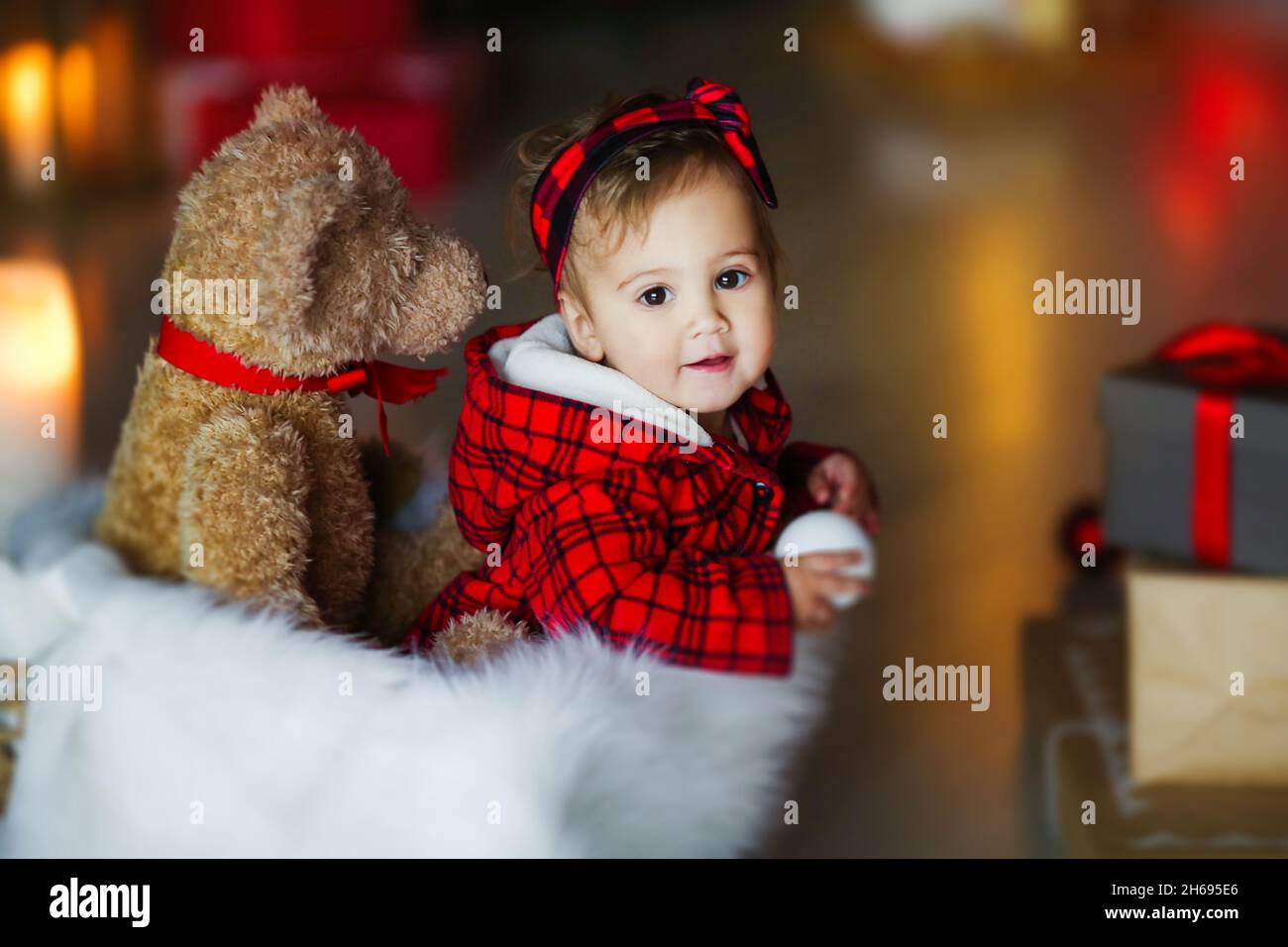 Weihnachtskonzept Dekoration mit einem Kind 3-4 Jahre alt. Stockfoto