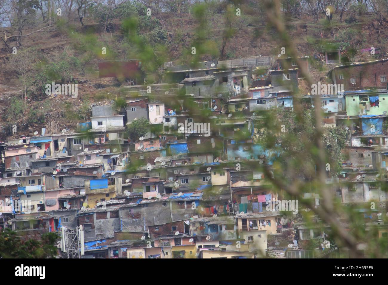 Mumbai, Maharashtra, Indien, November 13 2021: Slum in Vikhroli, einem Vorort von Mumbai in der Nähe von Powai, Indien. Ein kaltbesetztes und überfülltes Stadtgebiet i Stockfoto