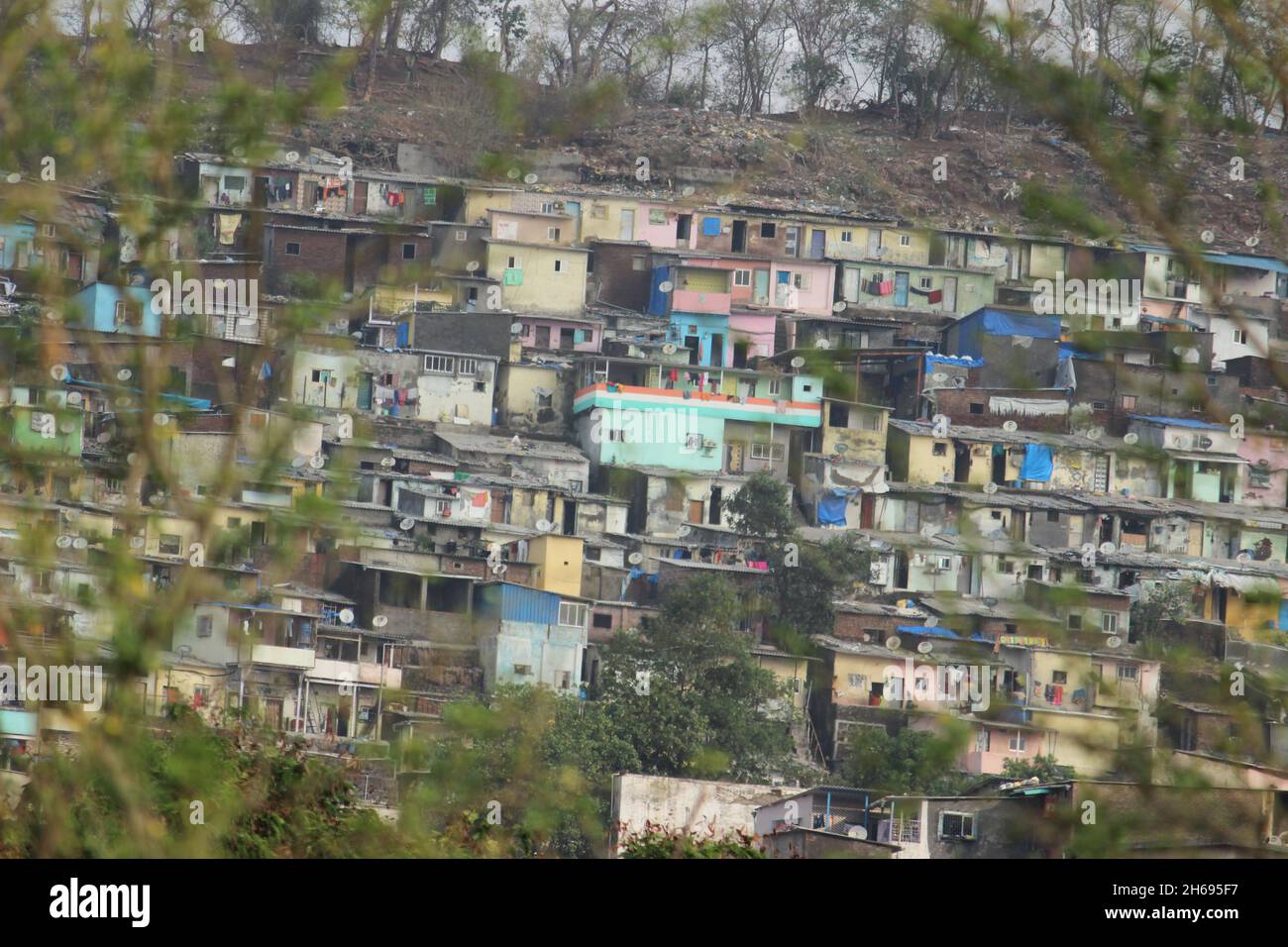 Mumbai, Maharashtra, Indien, November 13 2021: Slum in Vikhroli, einem Vorort von Mumbai in der Nähe von Powai, Indien. Ein kaltbesetztes und überfülltes Stadtgebiet i Stockfoto