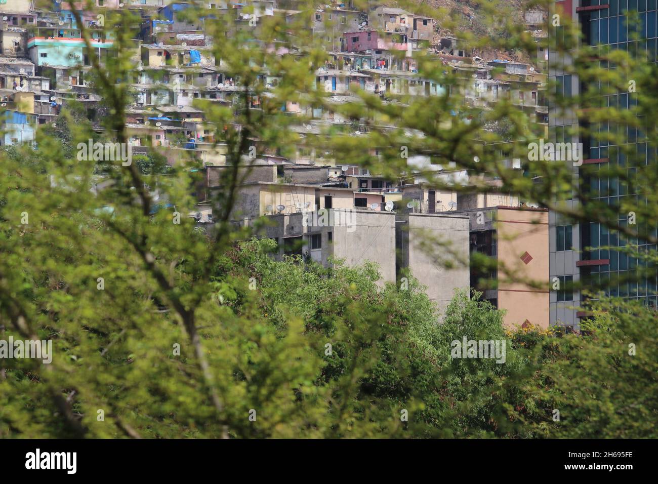 Mumbai, Maharashtra, Indien, November 13 2021: Slum in Vikhroli, einem Vorort von Mumbai in der Nähe von Powai, Indien. Ein kaltbesetztes und überfülltes Stadtgebiet i Stockfoto
