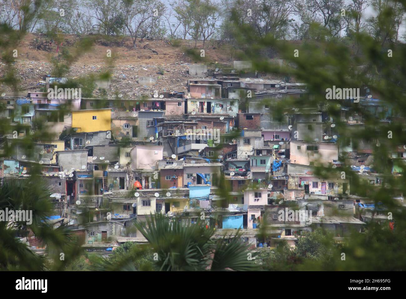 Mumbai, Maharashtra, Indien, November 13 2021: Slum in Vikhroli, einem Vorort von Mumbai in der Nähe von Powai, Indien. Ein kaltbesetztes und überfülltes Stadtgebiet i Stockfoto
