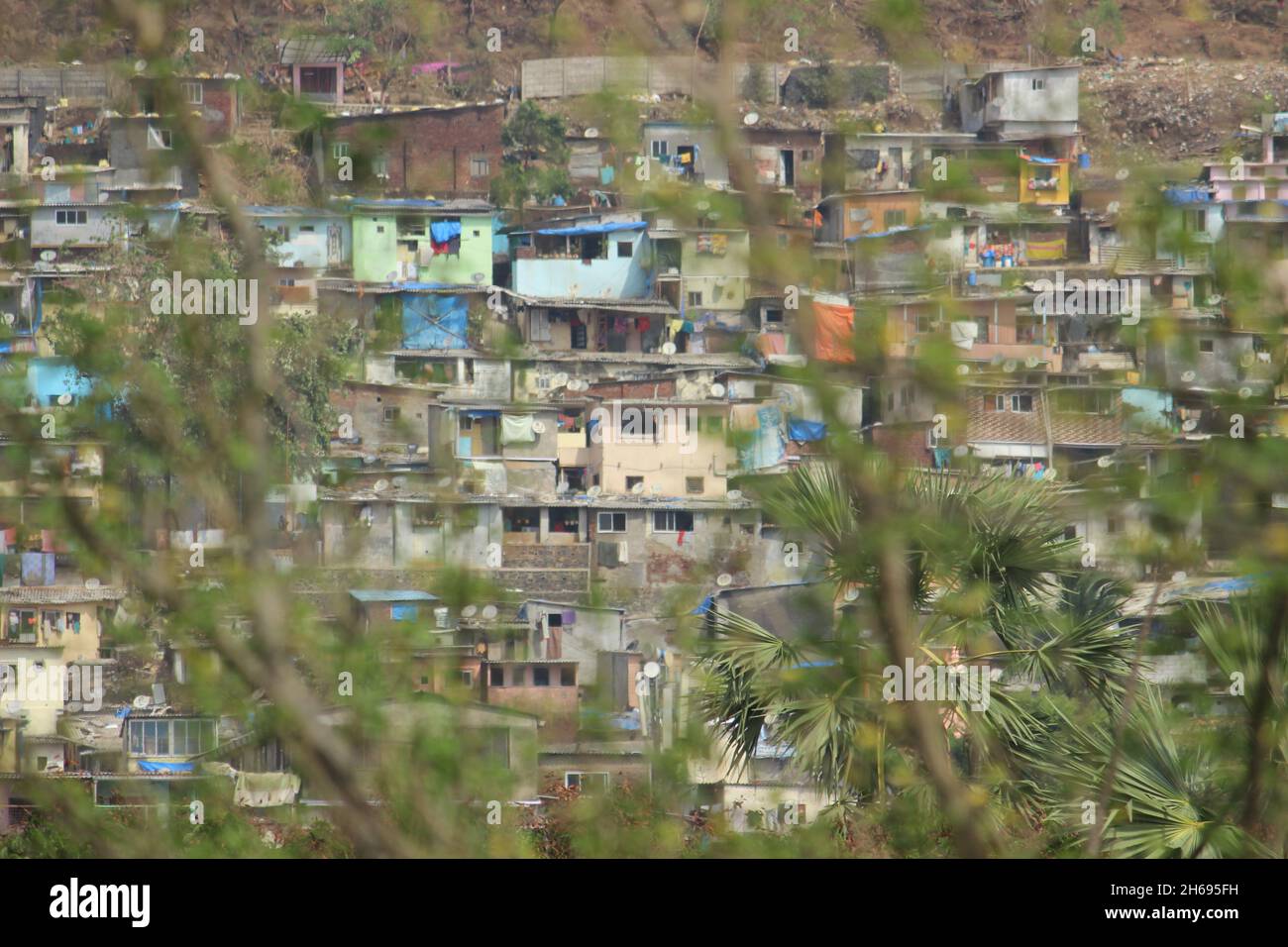 Mumbai, Maharashtra, Indien, November 13 2021: Slum in Vikhroli, einem Vorort von Mumbai in der Nähe von Powai, Indien. Ein kaltbesetztes und überfülltes Stadtgebiet i Stockfoto