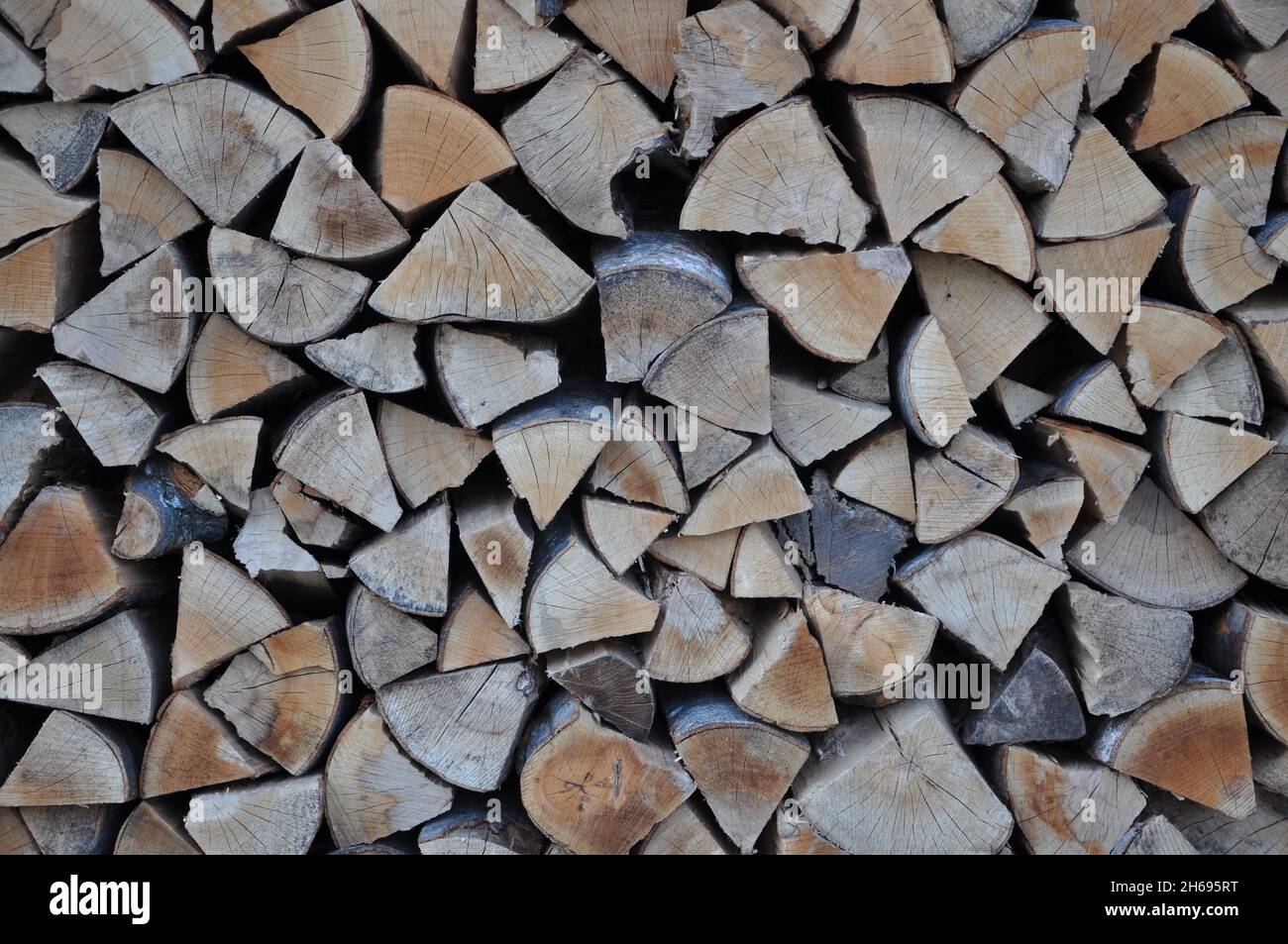 Holzstapel Holzstämme als Muster schneiden. Stapel Brennholz als Hintergrund. Haufen gehacktes Holz, Nahaufnahme. Stockfoto