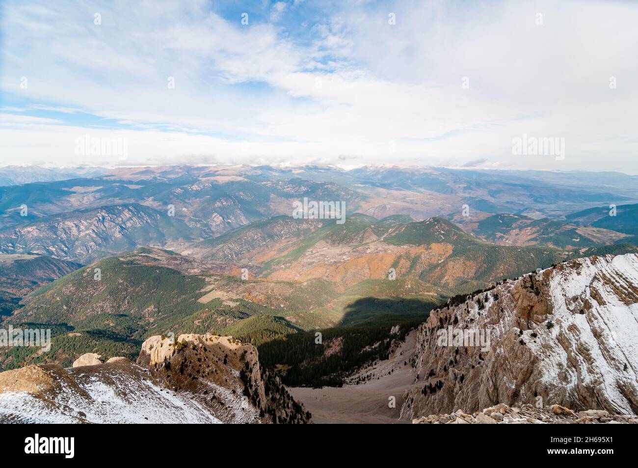 Serra del Cadí Klippen, Nordwand, in der Nähe von Torreta del Cadi Gipfel, und Blick auf die Pyrenäen, Katalonien, Spanien Stockfoto