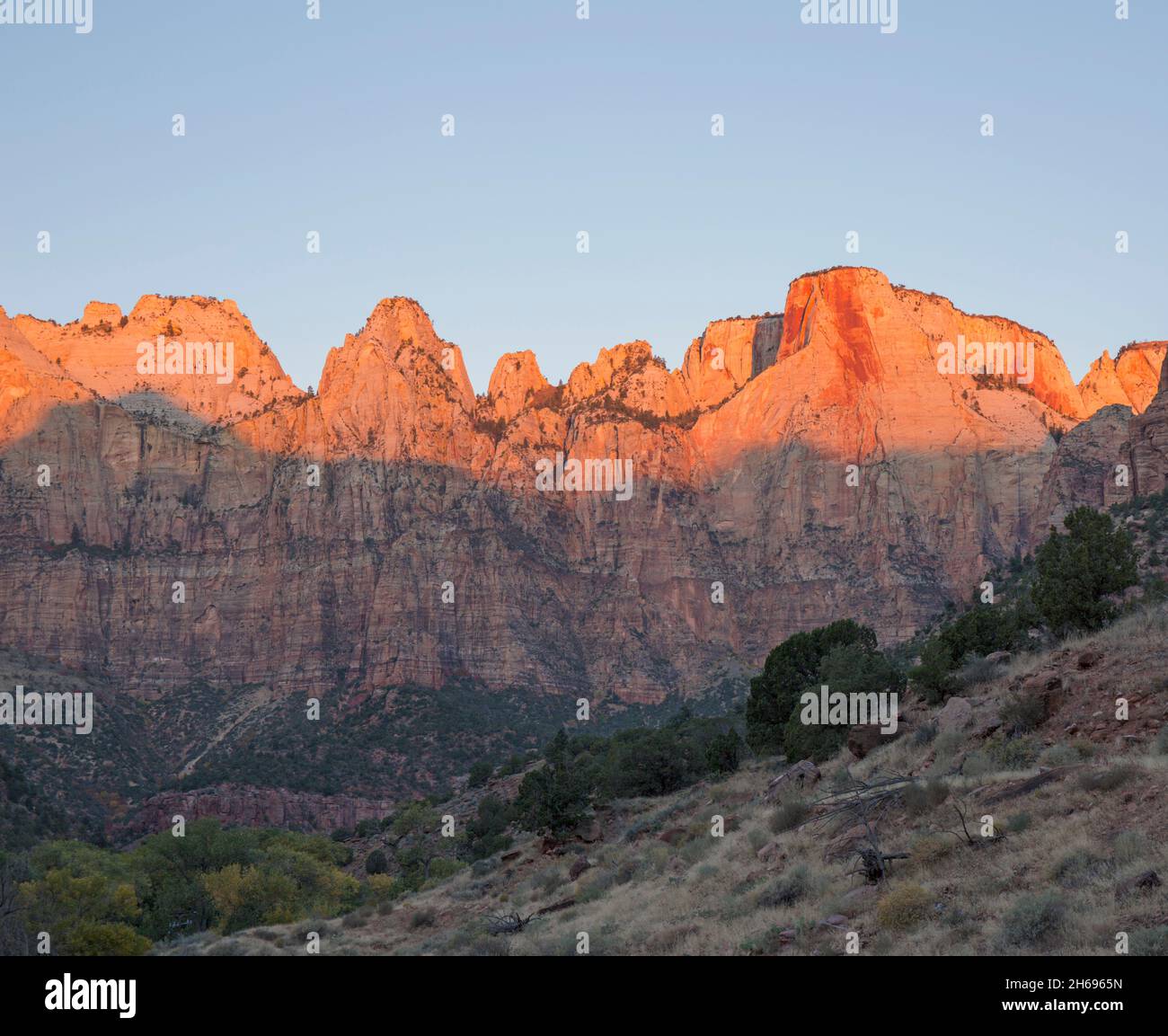 Zion National Park, Utah, USA. Blick über Wüstenpinsel zu den Türmen der Jungfrau, Sonnenaufgang, dem Hexenkopf und Opferaltar prominent. Stockfoto