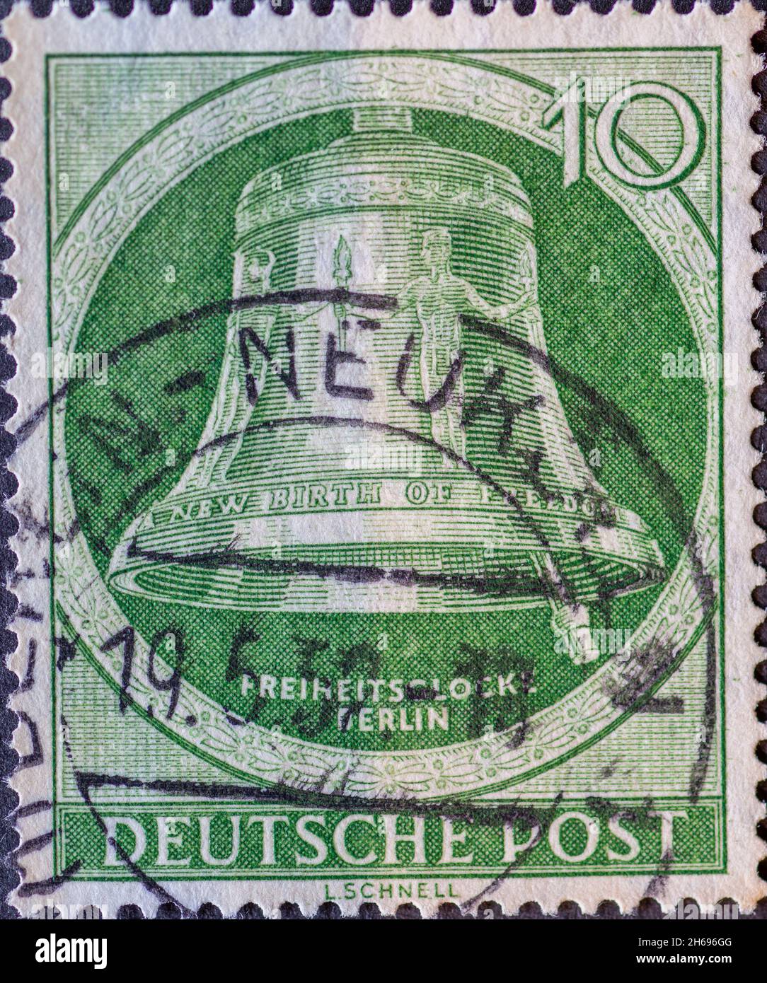 DEUTSCHLAND, Berlin - UM 1952: Eine Briefmarke aus Deutschland, Berlin zeigt die Freiheitsglocke mit dem Text: New Birth of Freedom. Klapper rechts. Farbe: Stockfoto
