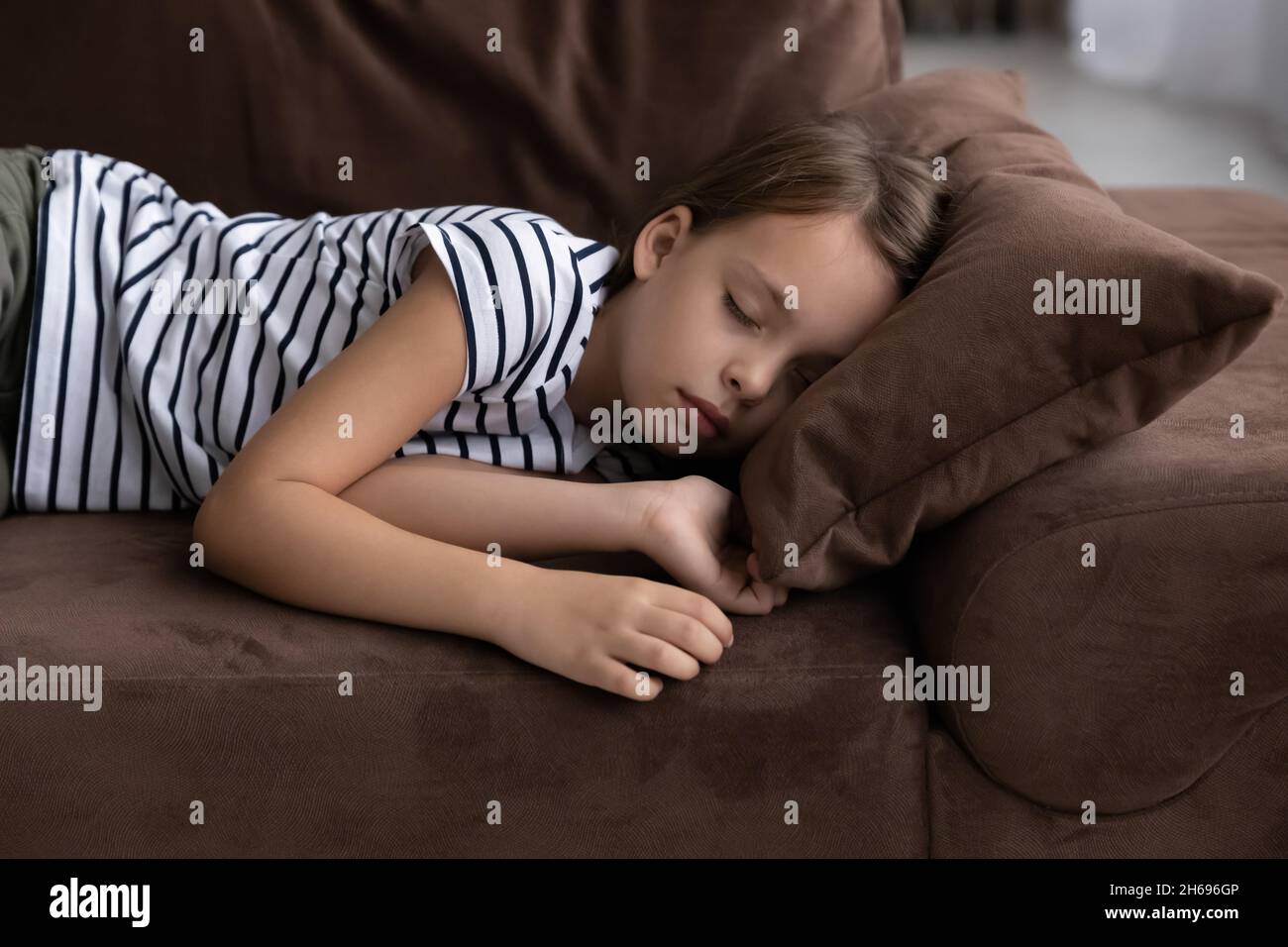 Nahaufnahme kleines Mädchen, das ein Mittagsschlaf macht und auf der Couch schläft Stockfoto