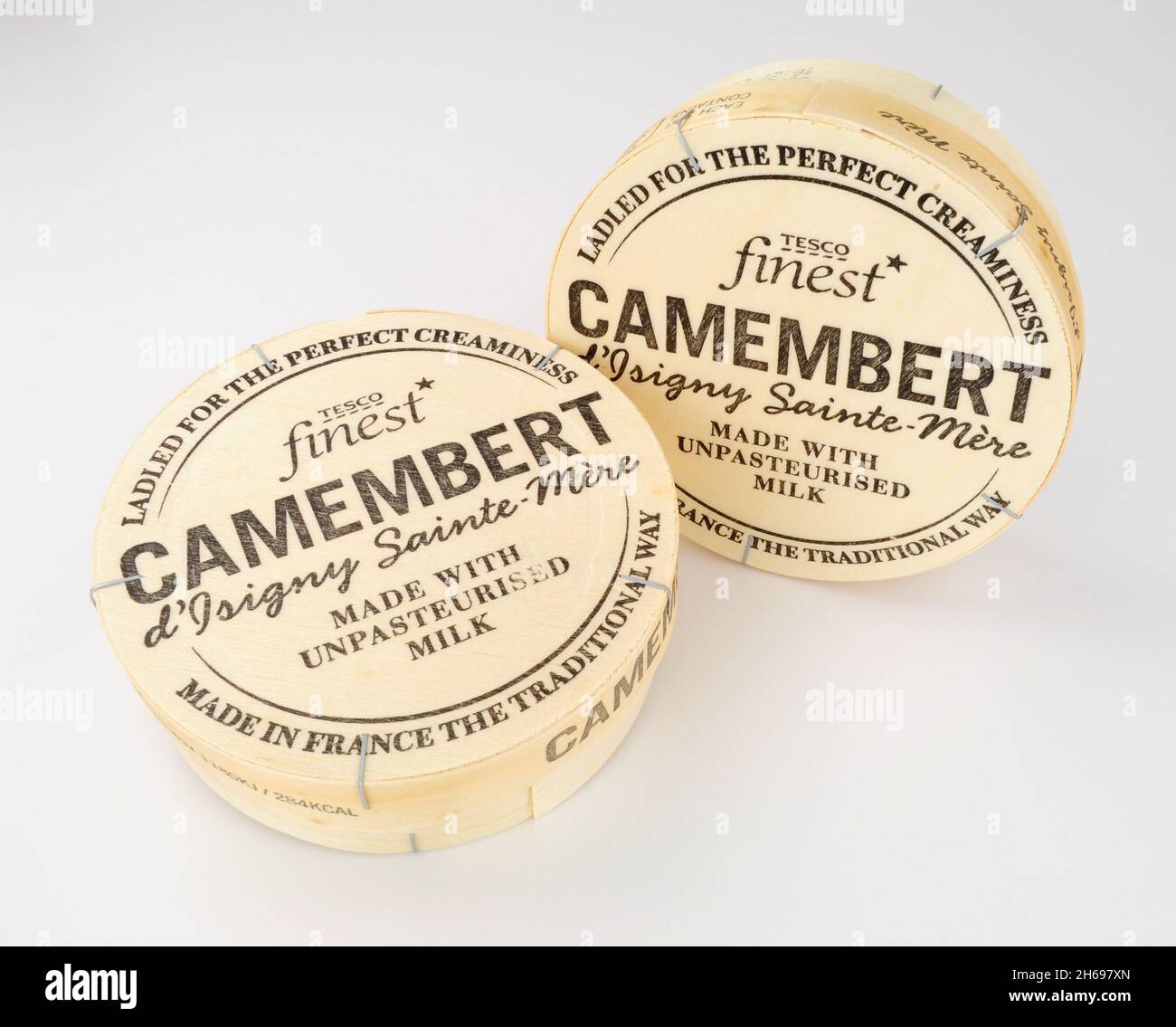 Tesco Supermarkt feinster cremiger französischer Camembert-Käse aus nicht pasteurisierter Milch Stockfoto