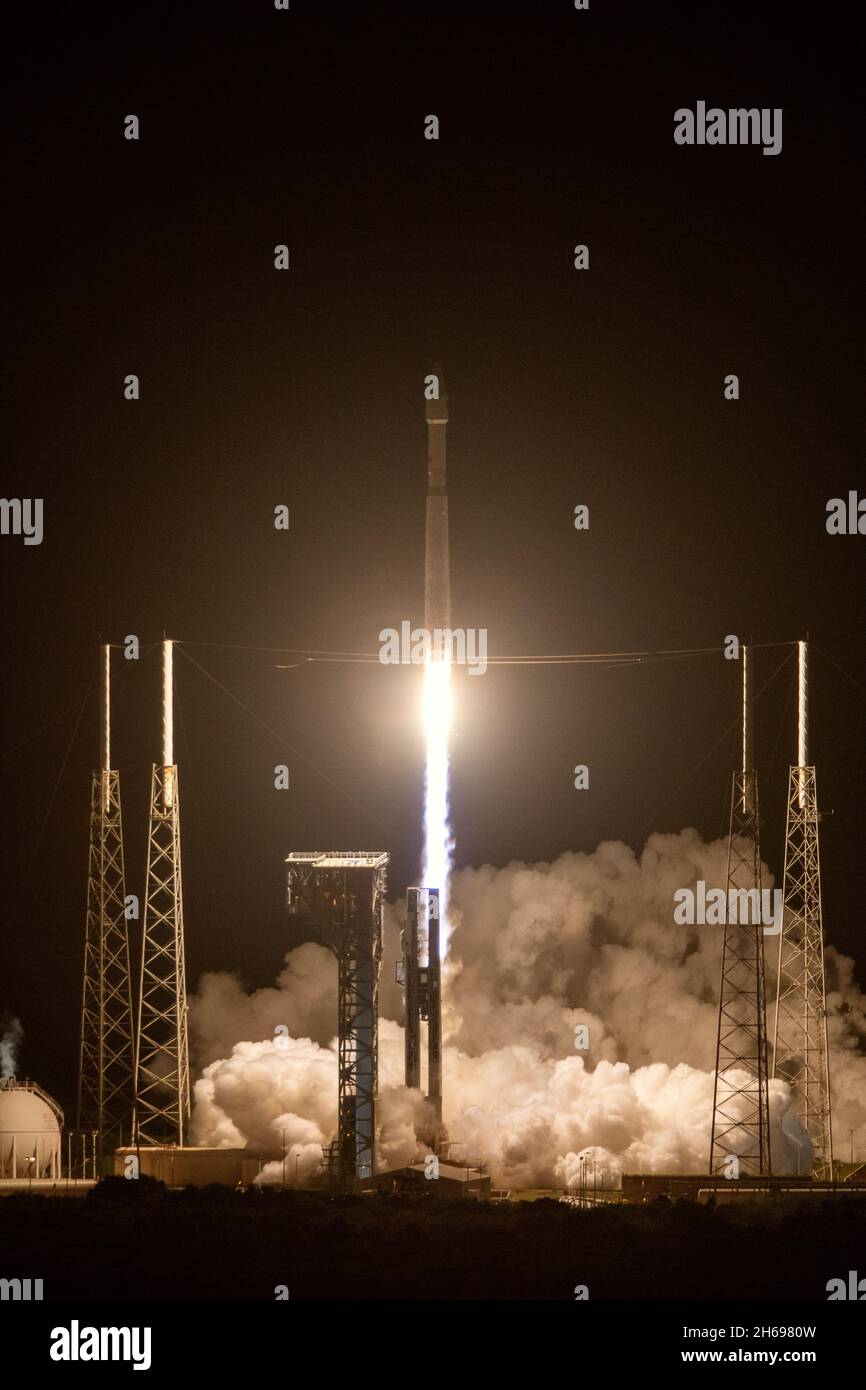 CAPE CANAVERAL, USA - 16. Oktober 2021 - Eine United Launch Alliance V 401-Rakete mit der NASA-Raumsonde Lucy wird am Cape Canaveral vom Flugplatz gestartet Stockfoto