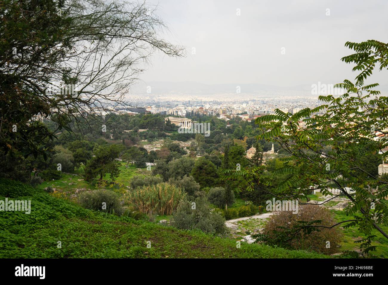 Athen, Griechenland. November 2021. Blick auf den Tempel des Hephaestus in der archäologischen Stätte der antiken Agora, im Stadtzentrum Stockfoto