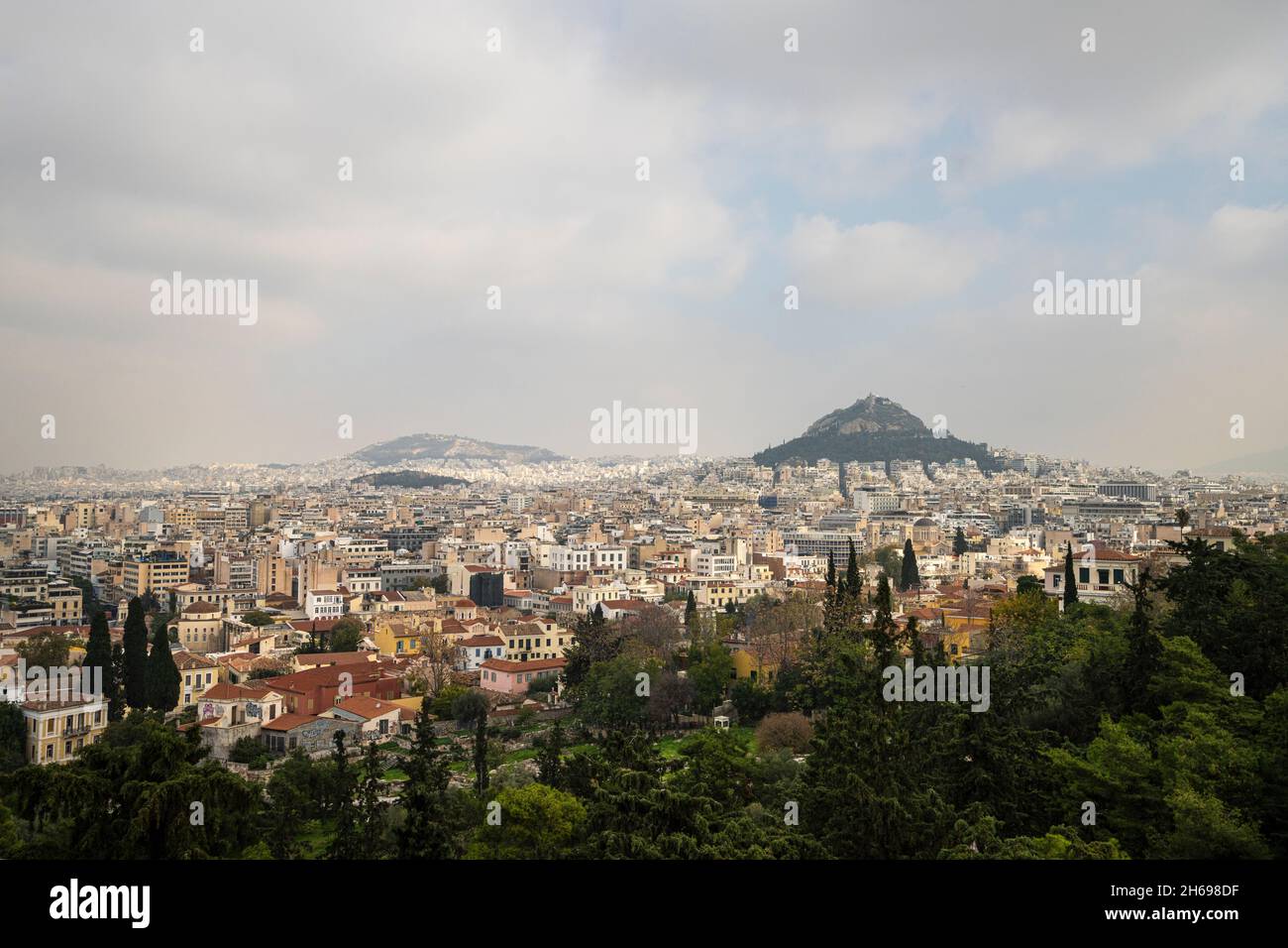 Athen, Griechenland. November 2021. Blick auf den Lycabettus-Hügel im Stadtzentrum Stockfoto