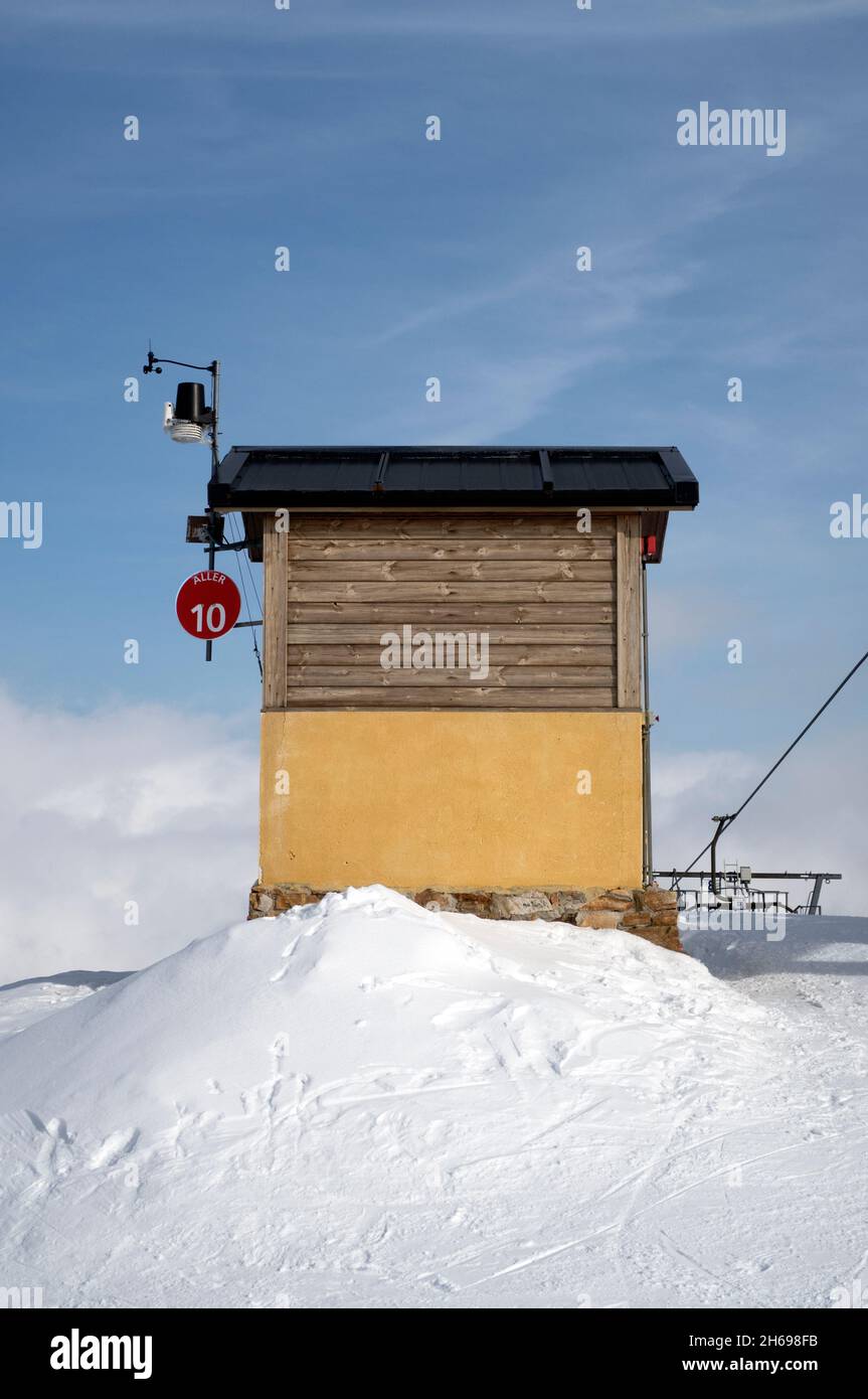Skilift Hütte auf dem Gipfel des Berges. Vintage Stockfoto