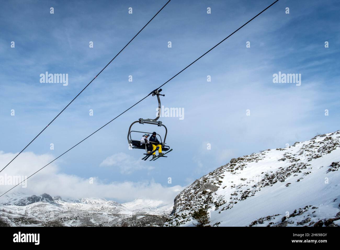 Skigebiet Chair Lift mit Skifahrern. Familie. Schnee Stockfoto